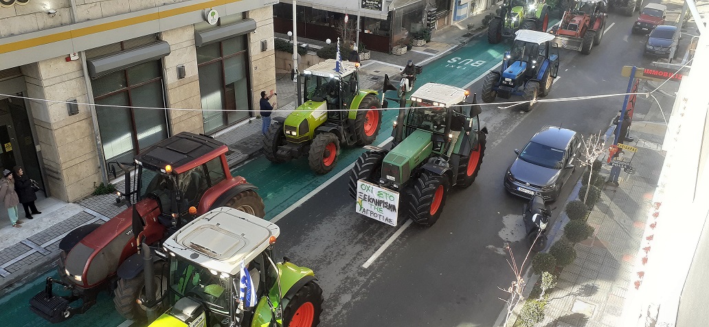 Πολιόρκησαν τη νομαρχία Μαγνησίας με τρακτέρ οι αγρότες της Μαγνησίας (ΦΩΤΟ+video)