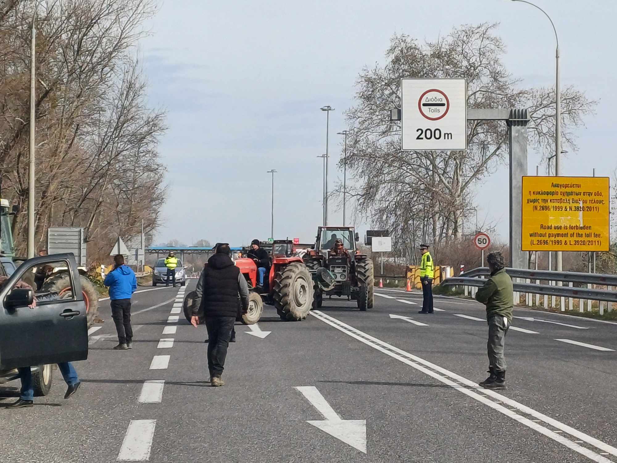 Μπλόκο στον κόμβο του Πυγετού από αγρότες toυ Δέλτα Πηνειού- χωρίς αποζημίωση για τις πλημμυρισμένες ακτινιδιές(ΦΩΤΟ+video)