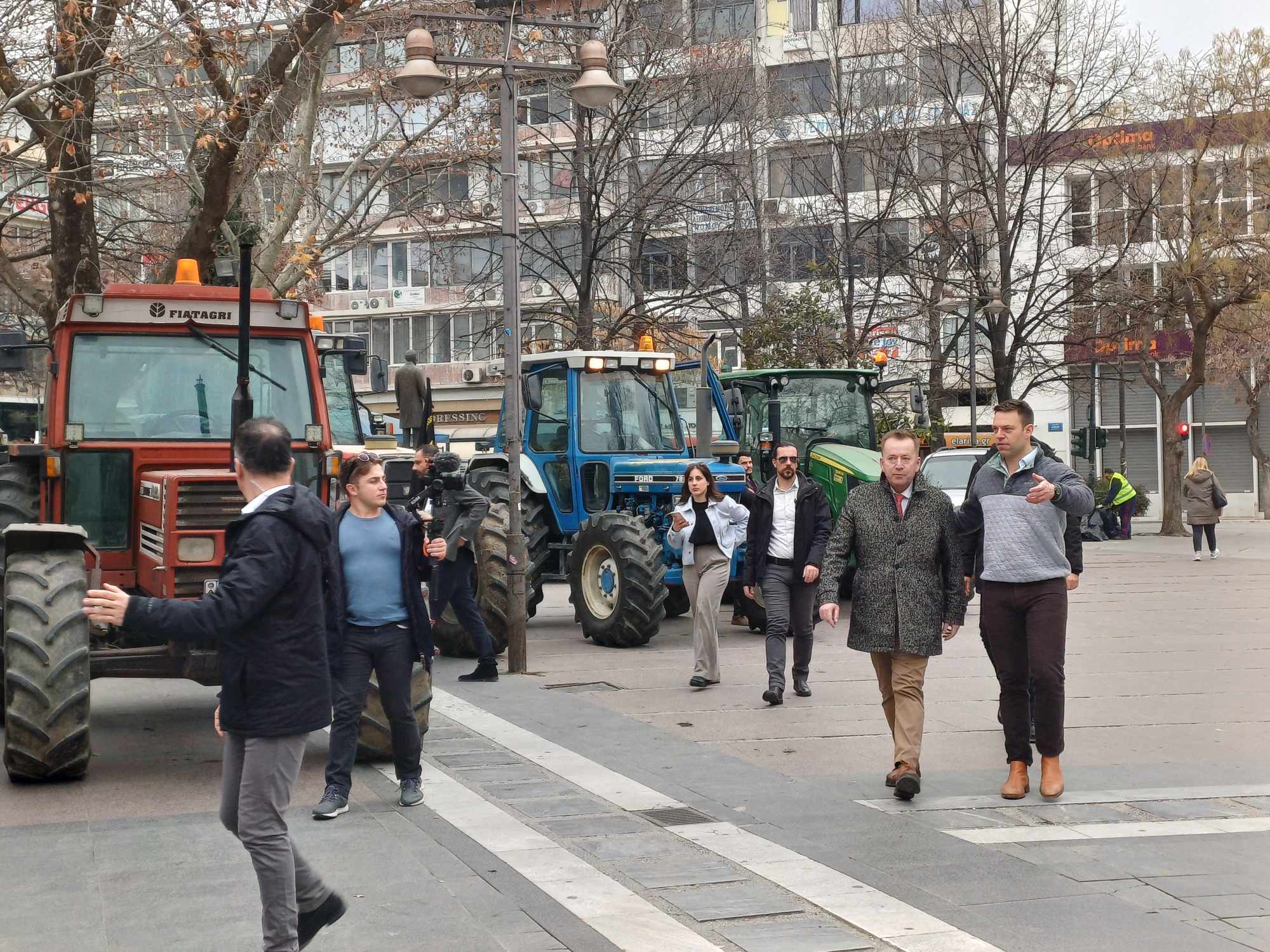 Ανέβηκε σε τρακτερ στη Λάρισα ο Κασσελάκης- «να δώσει αφορολόγητο πετρέλαιο και ρεύμα στους αγρότες η κυβέρνηση» (ΦΩΤΟ)