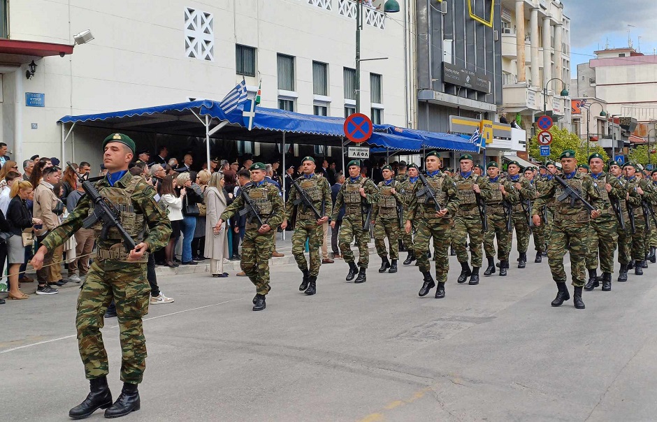 Εντυπωαιακή η στρατιωτική παρελαση στη Λάρισα (ΦΩΤΟ+video)