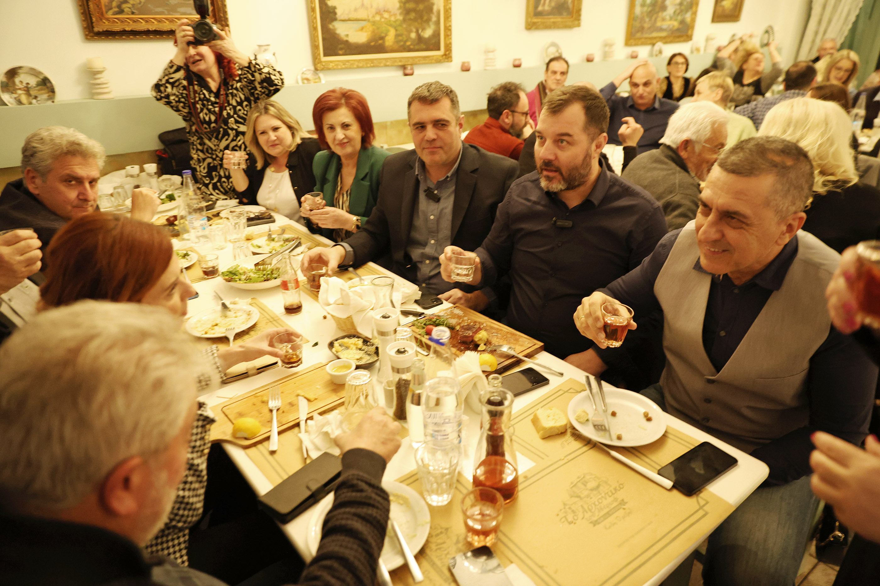 Η  Παράταξη “Πρωτοβουλία” έκοψε την πρωτοχρονιάτικη πίτα  Τυχερός της βραδιάς ο Περιφερειάρχης Δημήτρης Κουρέτας