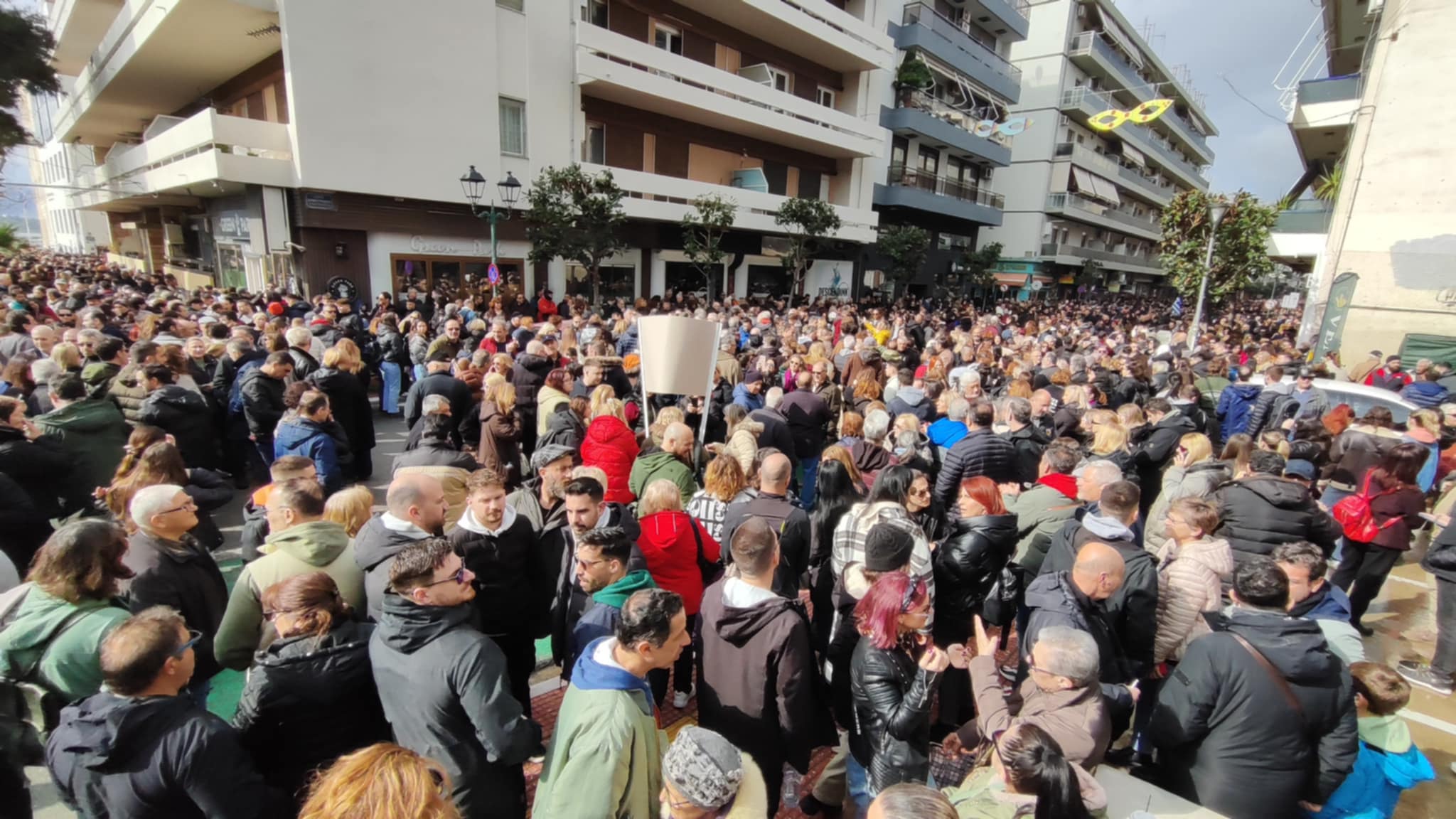 “Βούλιαξε” η παραλία του Βόλου από διαδηλωτές- Πάνδημο το αίτημα για δικαιοσύνη (ΦΩΤΟ)