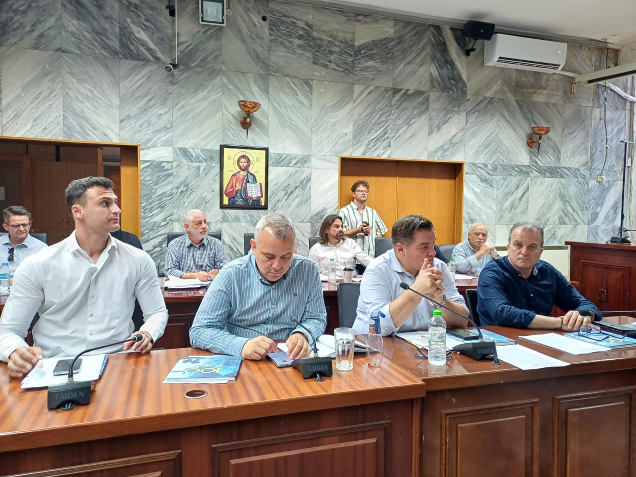 Ο Μαμακος διαψεύδει σενάρια για τραπεζοκαθίσματα και πάρκιγκ στο χώρο των κατεδαφίσεων  μροστά από αρχαίο θέατρο