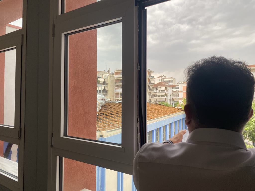 Ανεμοστρόβιλος ξήλωσε τη στέγη από το 5ο Λύκειο στη Λάρισα και έσπασε δέντρο -Δείτε εικόνες