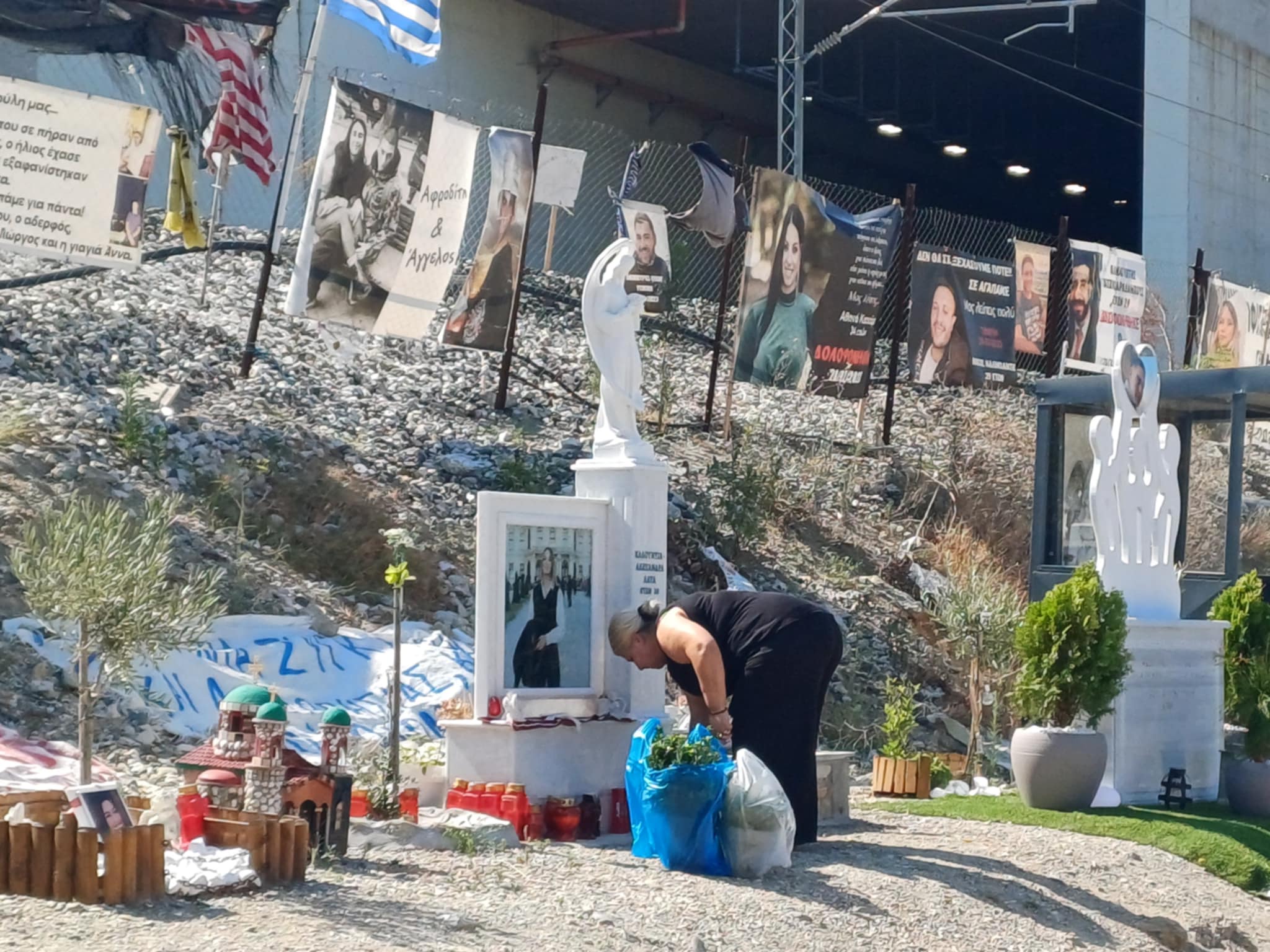 Τέμπη: Τέλεσαν τρισάγιο στον τόπο της τραγωδίας συγγενείς των θυμάτων (ΦΩΤΟ)
