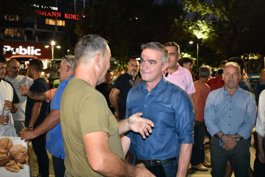 Τα τρακτέρ στην κεντρική πλατεία της Λάρισας για ΟΠΕΚΕΠΕ,αποζημιώσεις, ευλογιά προβάτων, λειψυδρία