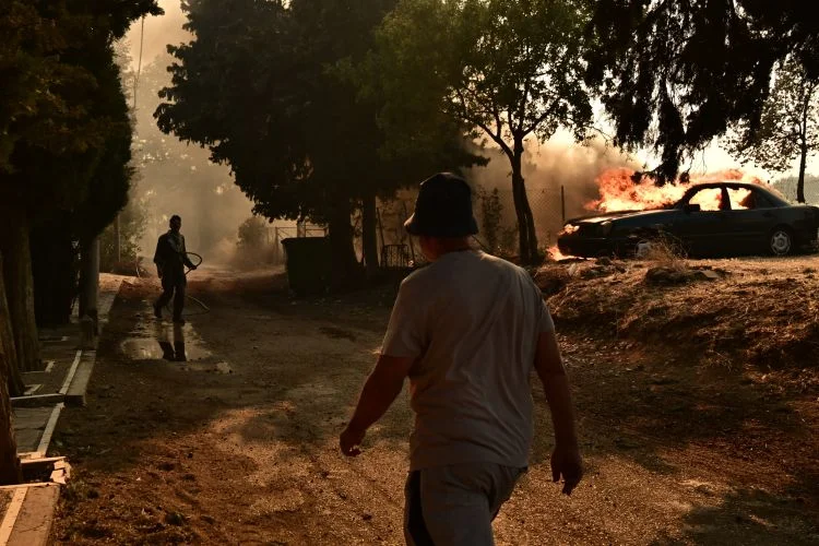 Καίγονται σπίτια σε Κρυονέρι και Δροσοπηγή, ακούγονται εκρήξεις - Μεγάλες φωτιές σε Αττική, Εύβοια, Κύθηρα και Μεσσηνία