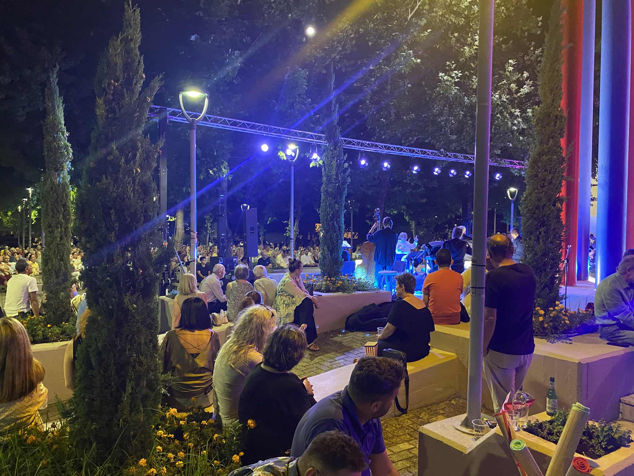 Κάτω από την Αυγουστιάτικη πανσέληνο ο Δημήτρης Παπαδημητρίου ταξίδεψε τους Λαρισαίους σε ονειρικά μονοπάτια (ΦΩΤΟ+video)