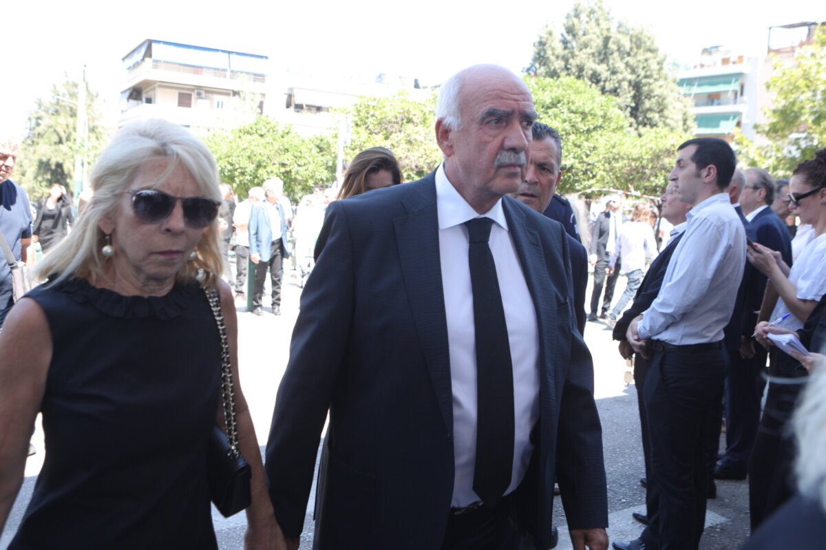 Σε κλίμα βαθιάς οδύνης το τελευταίο αντίο στη Λένα Σαμαρά -Δείτε βίντεο και φωτογραφίες