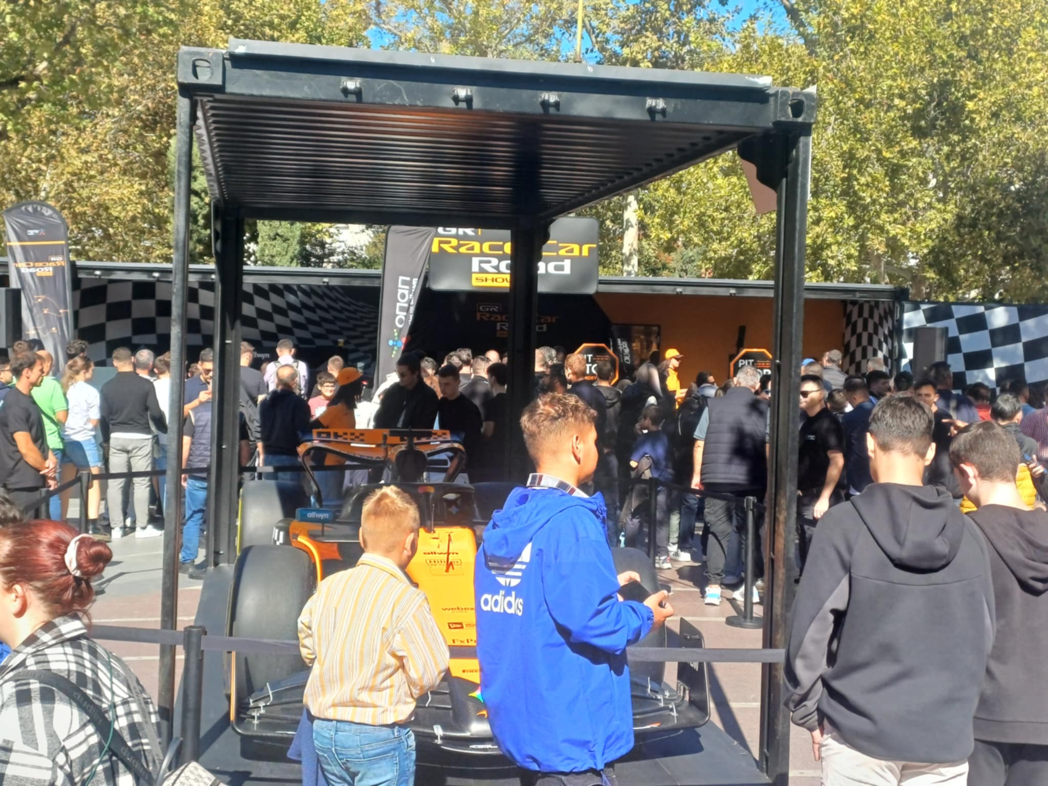 Κοσμοσυρροή στην κεντρική πλατεία για το μονοθέσιο της McLaren στο Roadshow του ΟΠΑΠ (ΦΩΤΟ)