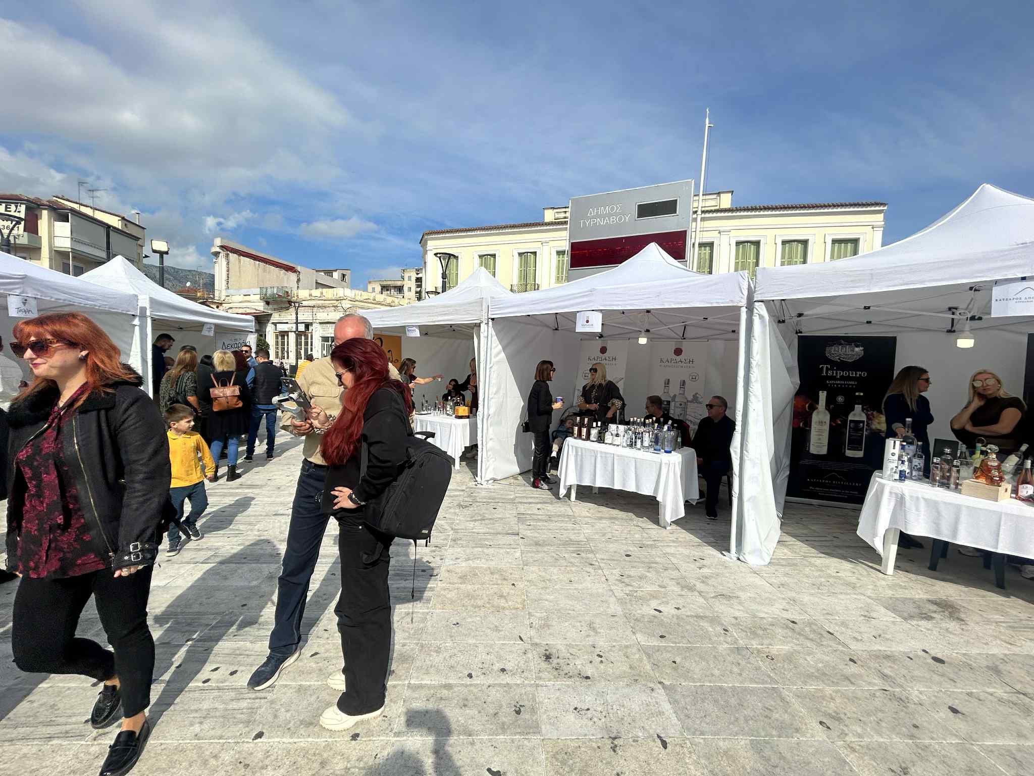 Γλέντι με δημοτικά και χορούς στην κεντρική πλατεία Τυρνάβου στη Γιορτή τσίπουρου και αποσταγμάτων (ΦΩΤΟ+video)