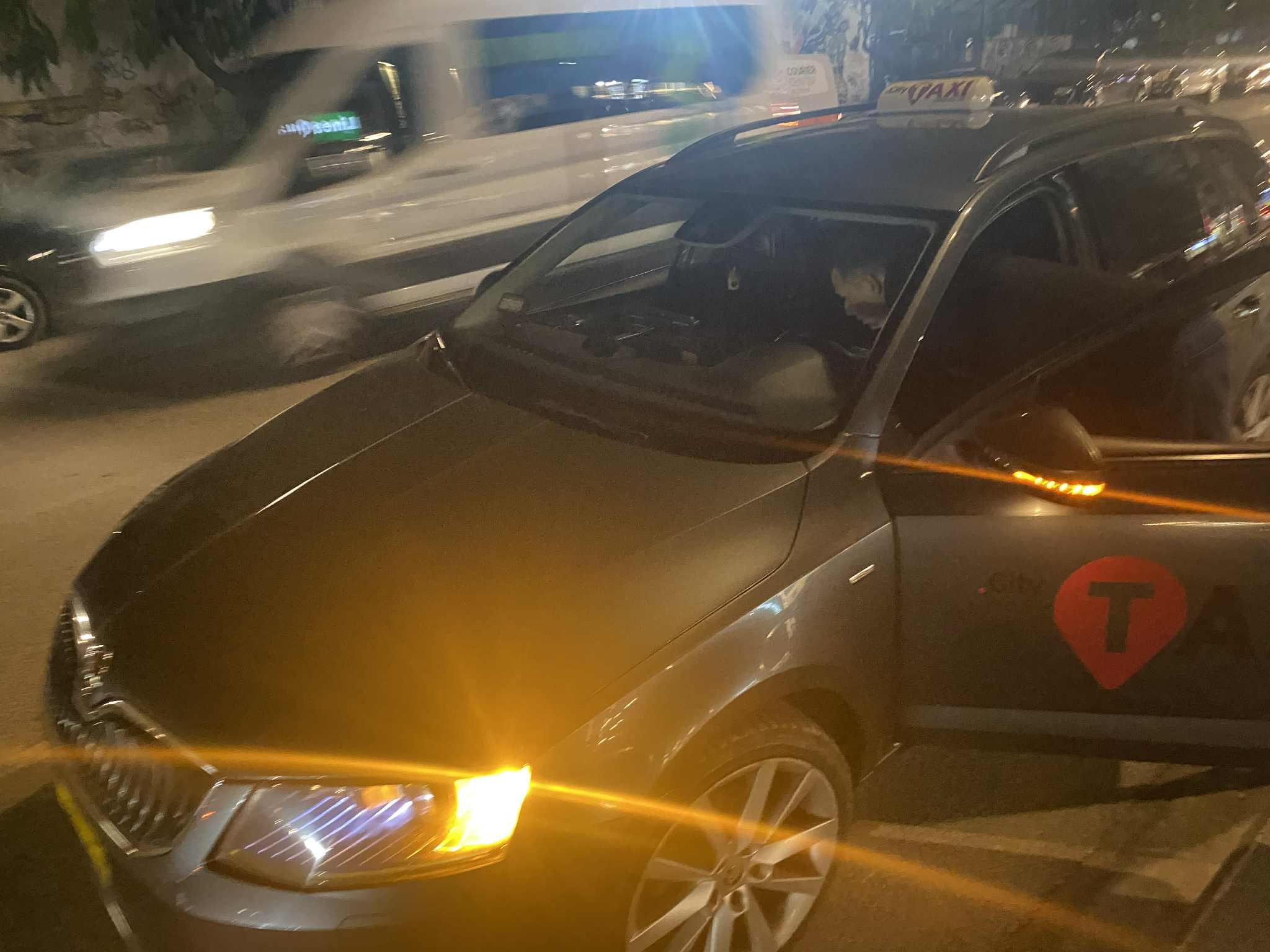 Ταξί έπεσε σε λακούβα 10 εκατ. βάθους στο κέντρο της Λάρισας και έσκασε λάστιχο (ΦΩΤΟ)