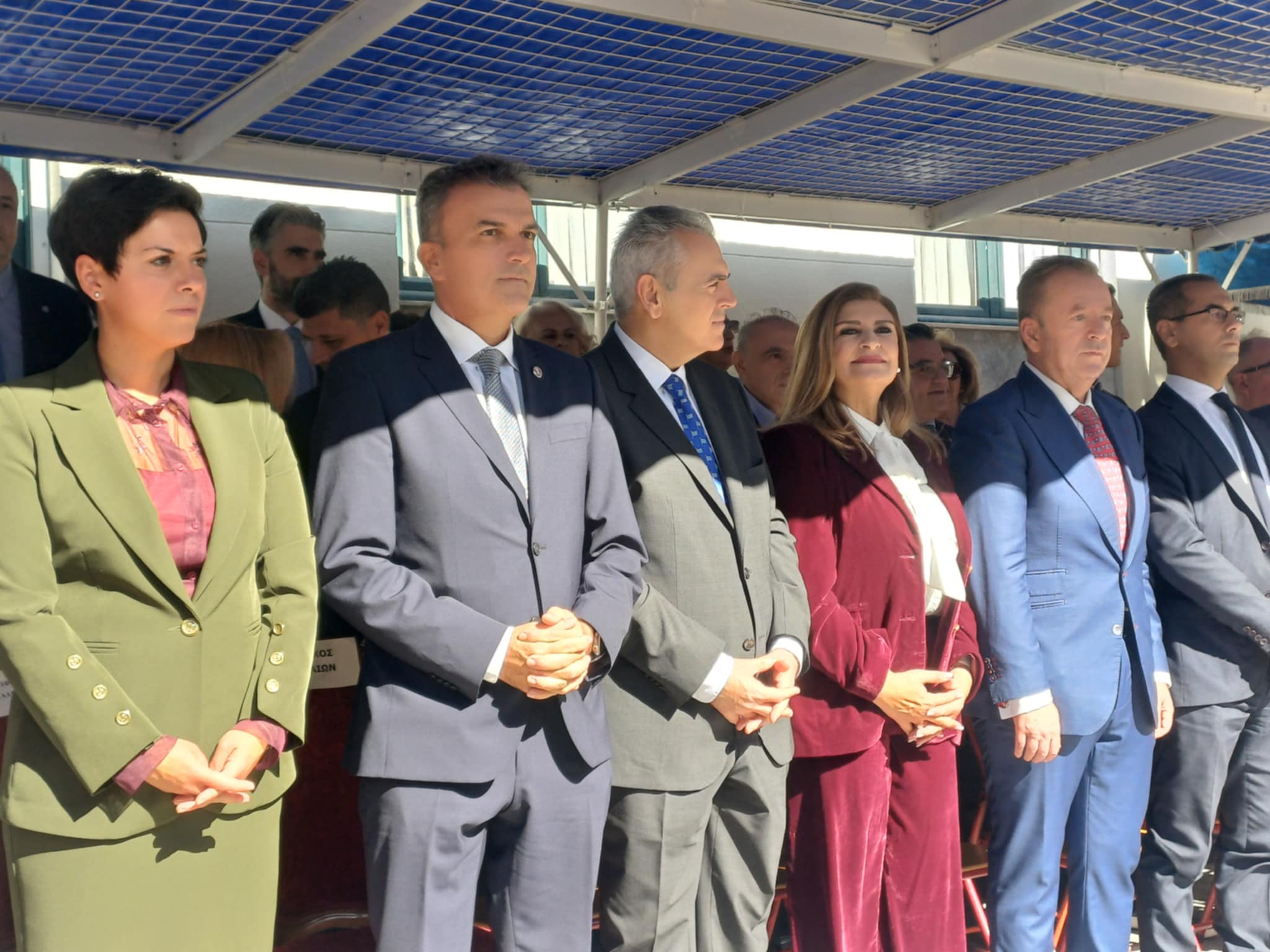 Πλήθος κόσμου παρακολουθεί με λιακάδα την παρέλαση της Λάρισα (ΦΩΤΟ+video)