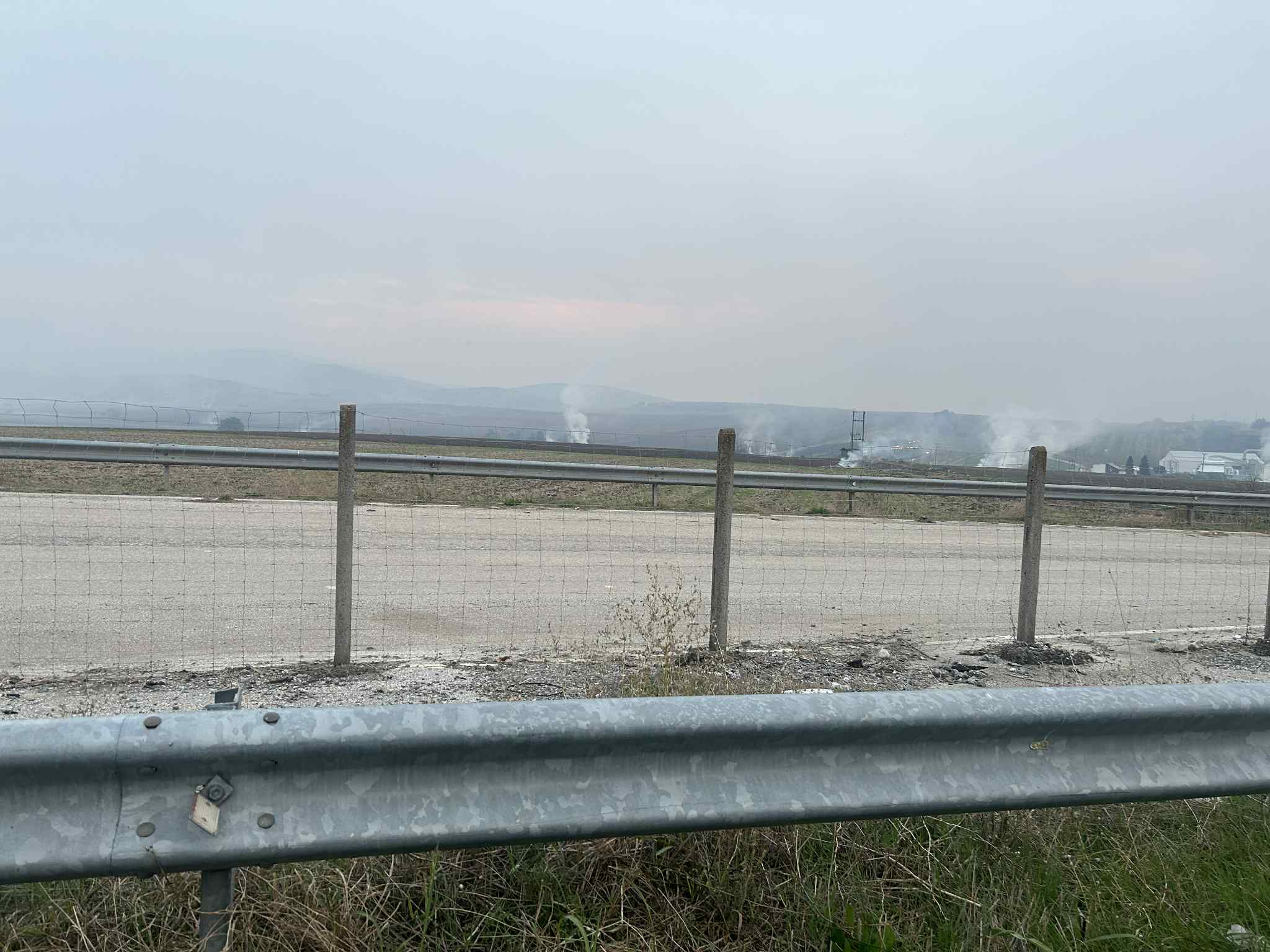 Εντυπωσιακές εικόνες: Ομίχλη καπνού στον κάμπο κατά μήκος του ΠΑΘΕ από καλαμιές που καίγονται (ΦΩΤΟ+video)