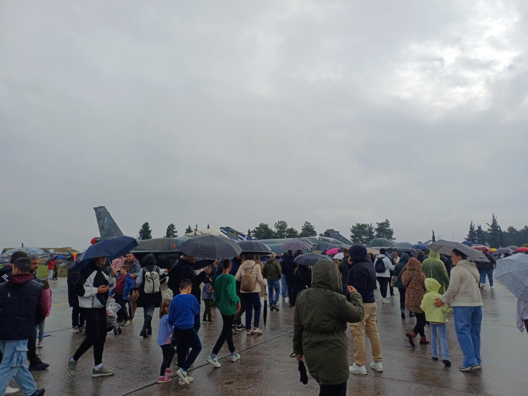 Εντυπωσιακή η η αεροπορική επίδειξη του DEMO TEAM «ΖΕΥΣ» – Με ομπρέλες οι Λαρισαίοι στην 110 Π.Μ. (ΦΩΤΟ+video)