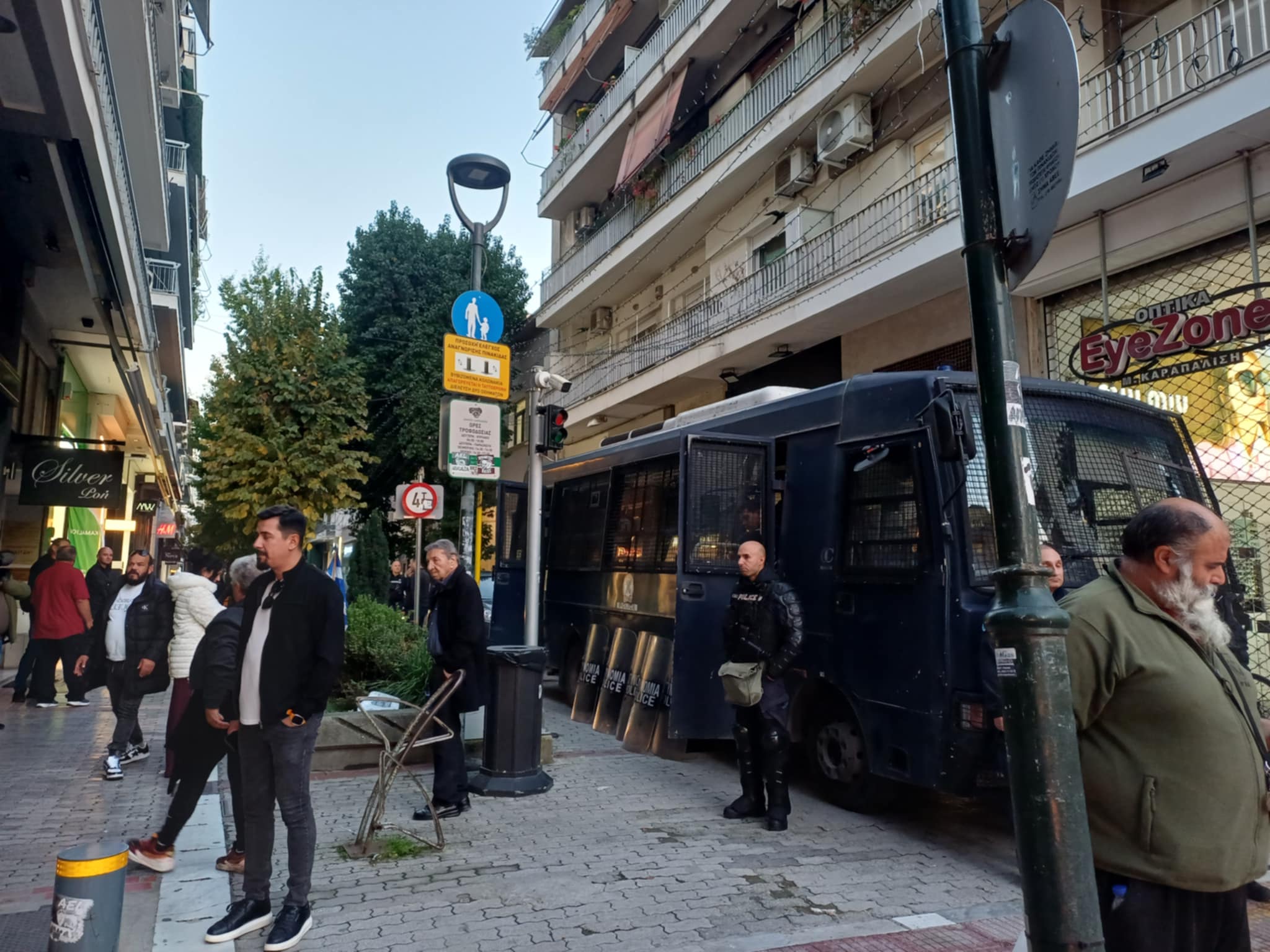 Παραμένουν και το βράδυ έξω από τα γραφεία του Κέλλα οι κτηνοτρόφοι, ζητούν να τον συναντήσουν