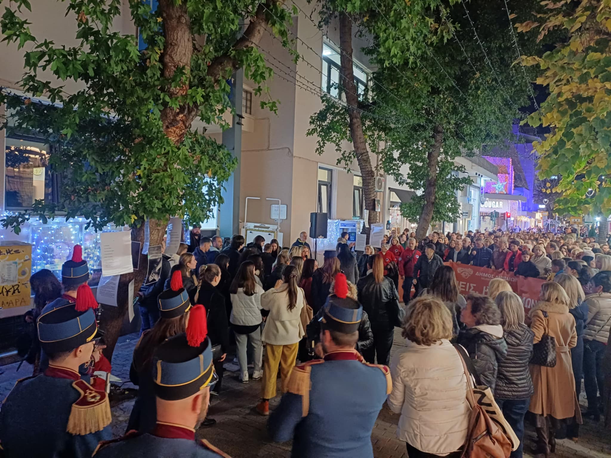 Μια μεγάλη ανοιχτή αγκαλιά η Λάρισα για την εξάλειψη της βίας κατά των γυναικών (ΦΩΤΟ+video)