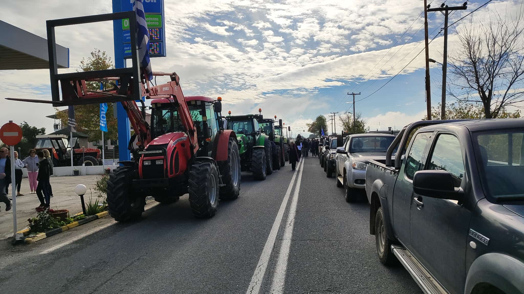 Έφτασε το κομβόϊ από Βόλο στο Ριζόμυλο- ξεκινούν για Νίκαια οι αγρότες της Μαγνησίας (ΦΩΤΟ)