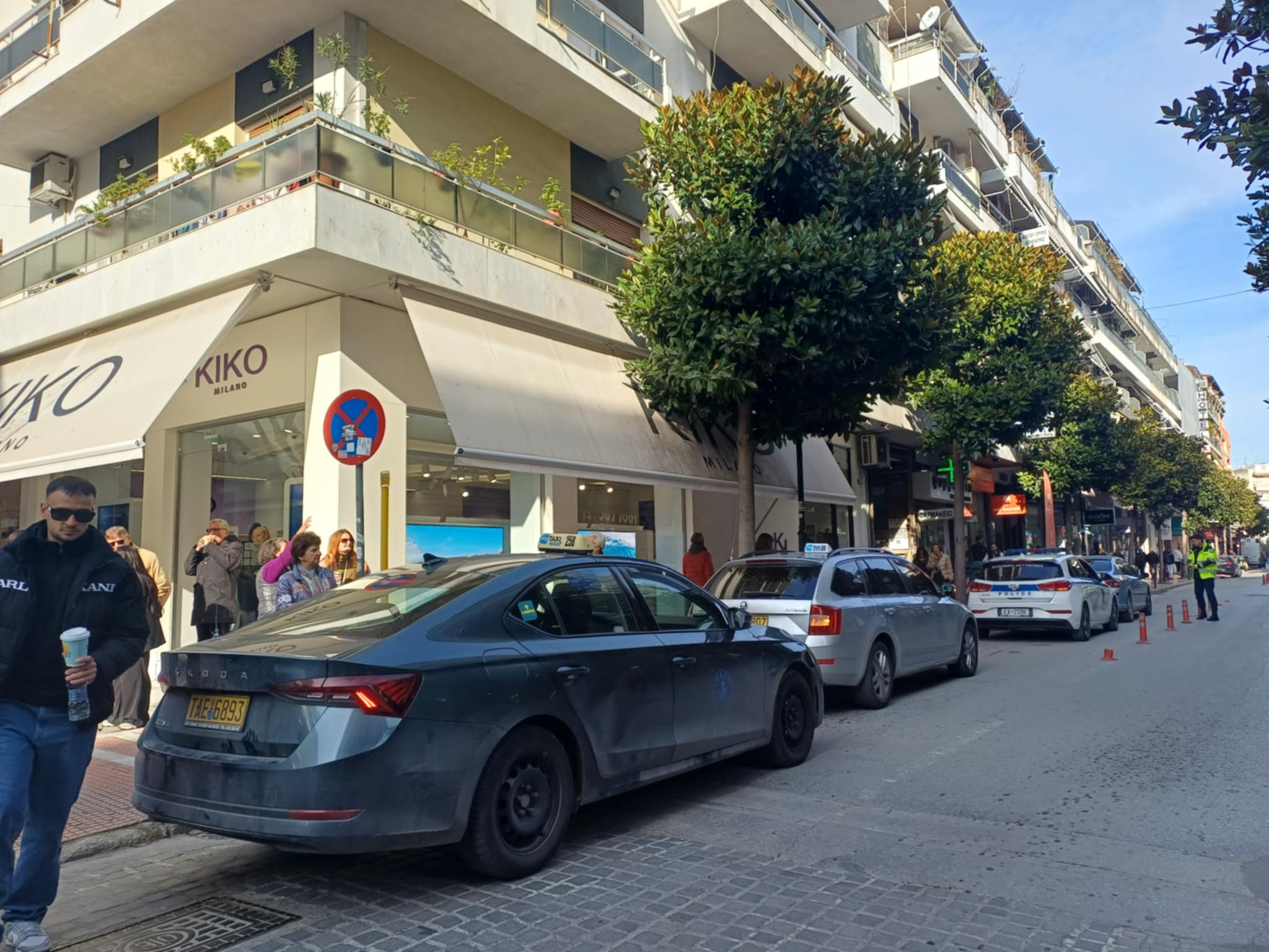 Απεργούν οι ταξιτζήδες στη Λάρισα- πανό έξω από το γραφείο Κέλλα και πορεία προς το μπλόκο της Νίκαιας (ΦΩΤΟ+video)