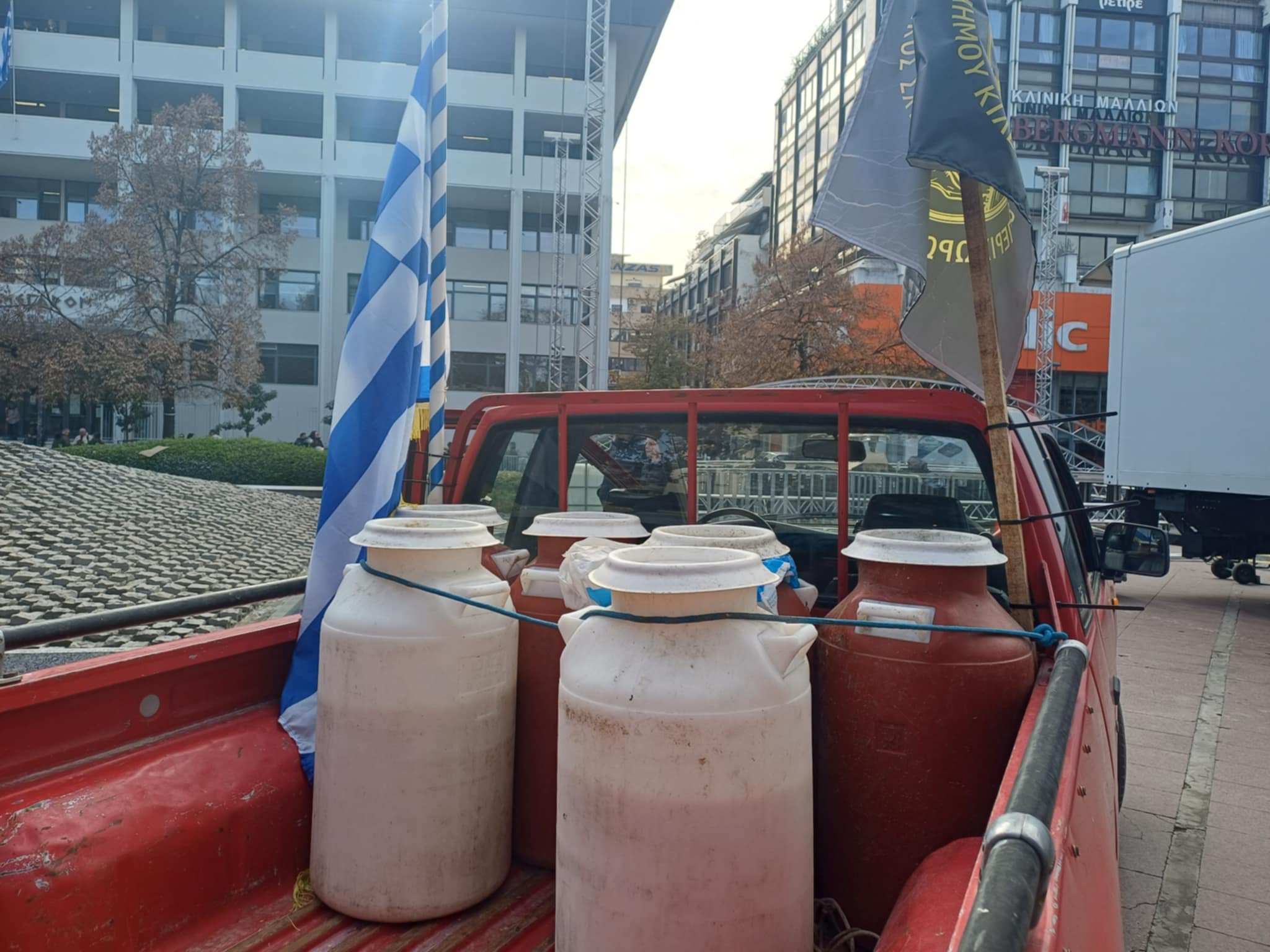 Οργισμένοι κτηνοτρόφοι στην κεντρική πλατεία έχυσαν γάλα και ζωοτροφές (ΦΩΤΟ+video)