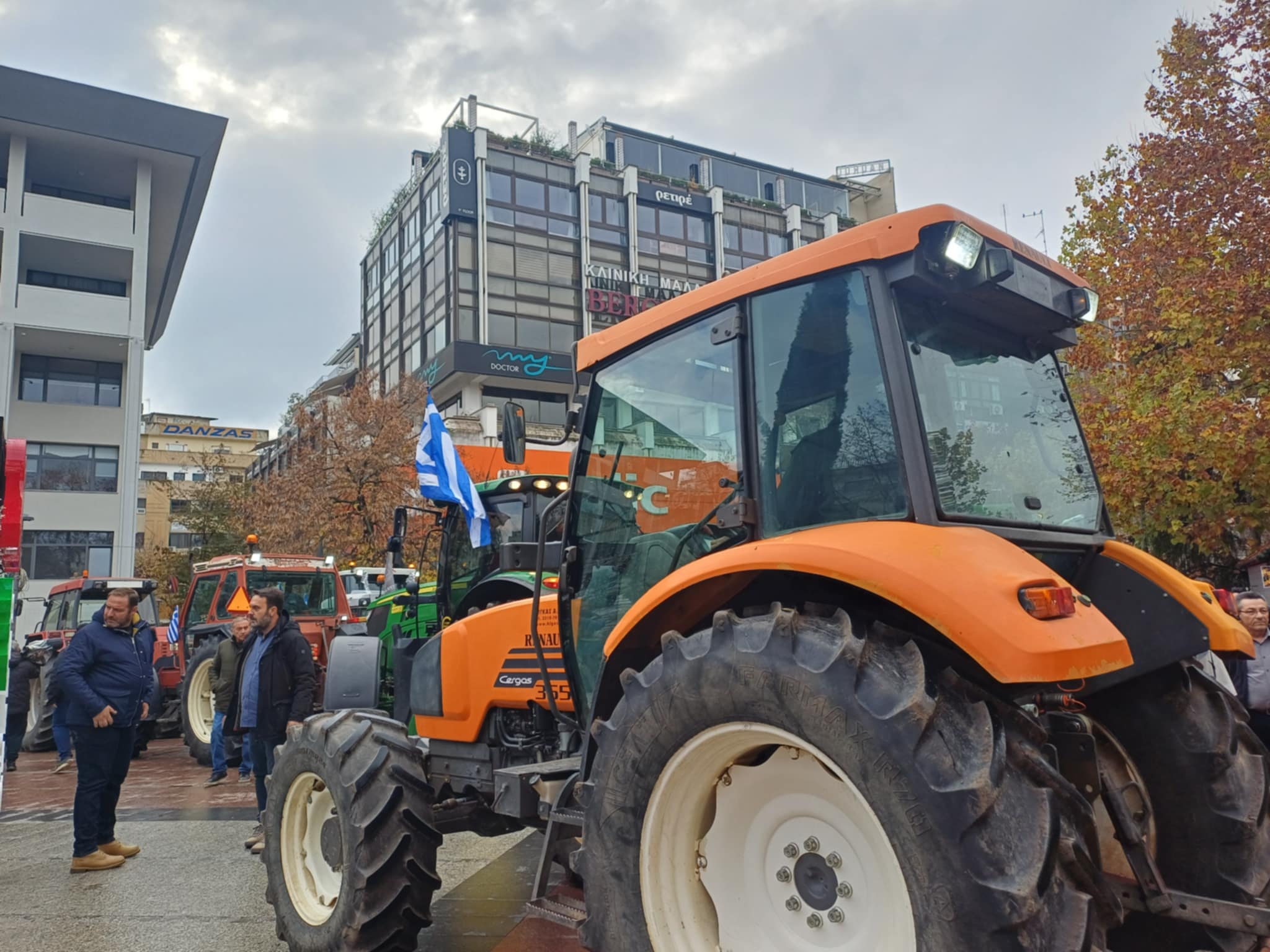 Με τρακτερ έξω από τα δικαστήρια οι αγρότες για συμπαράσταση στους συλληφθέντες (ΦΩΤΟ+video)