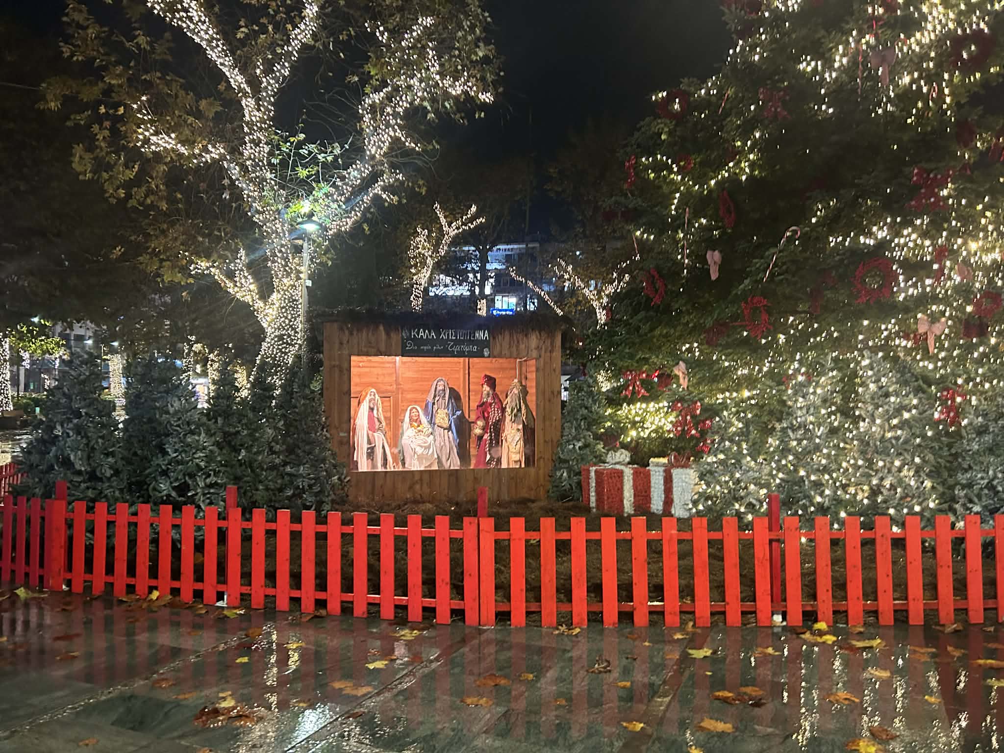 Πανέμορφες εικόνες από τη βροχερή Χριστουγεννιάτικη Λάρισα (ΦΩΤΟ)