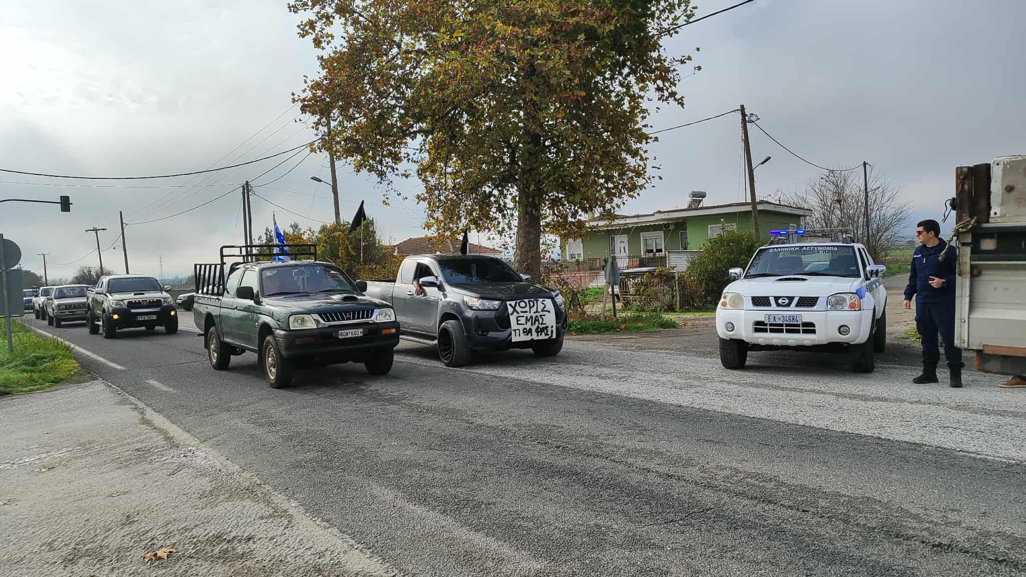 Έκαψαν μπάλες με άχυρο καιέχυσαν γάλα στον ΠΑΘΕ στις Μικροθήβες οι αγρότες του Αλμυρού (ΦΩΤΟ)