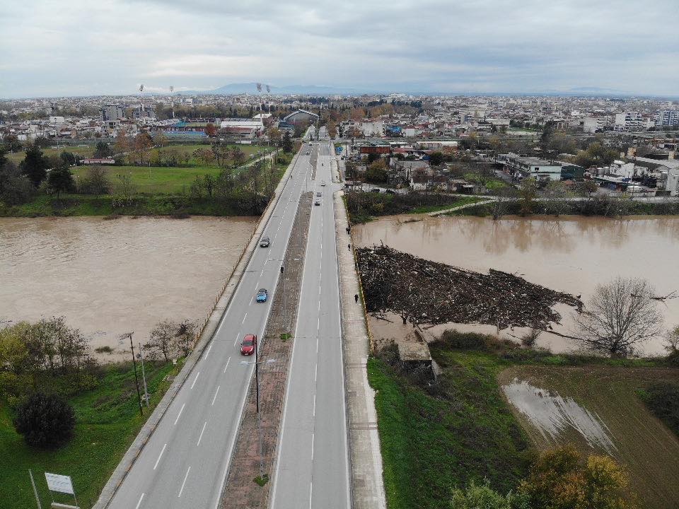 Δύσκολη η νύχτα που ππέρασε για τη Λάρισα: Έφτασε στα 6,30 μέτρα η στάθμη του Πηνειού πριν αρχίσει να υποχωρεί (ΦΩΤΟ)