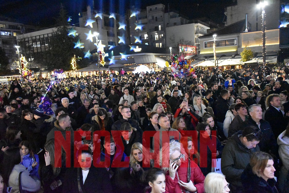 Η Καρδίτσα φώτισε το Χριστουγεννιάτικο Δέντρο και τις ψυχές χιλιάδων Καρδιτσιωτών (ΦΩΤΟ)