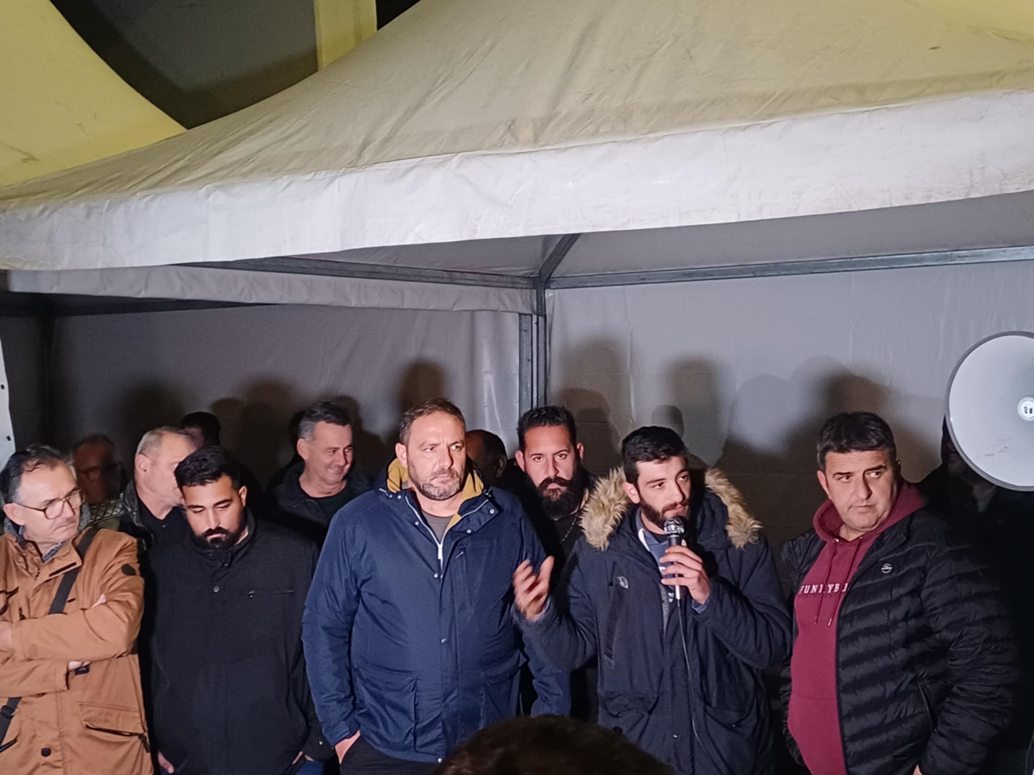 Δεν εκφοβίζονται λένε οι αγρότες του μπλόκου της Νίκαιας- Αύριο στο λιμάνι Βόλου και Παρασκευή με τρακτερ στη Λάρισα