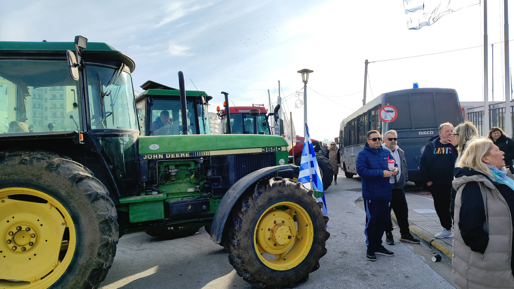 Παρέλαση από τρακτέρ στο λιμάνι Βόλου, οι αγρότες θέλουν να το αποκλείσουν -κλούβες ΜΑΤ στις πύλες (ΦΩΤΟ)