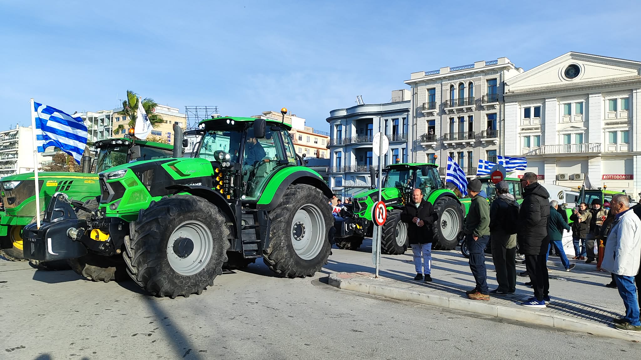 Αποκλεισμένο από στεριά και θάλασσα το λιμάνι του Βόλου -Έφτασαν οι αγρότες με  τρακτέρ και ψαράδες με τα καΐκια (ΦΩΤΟ+video)