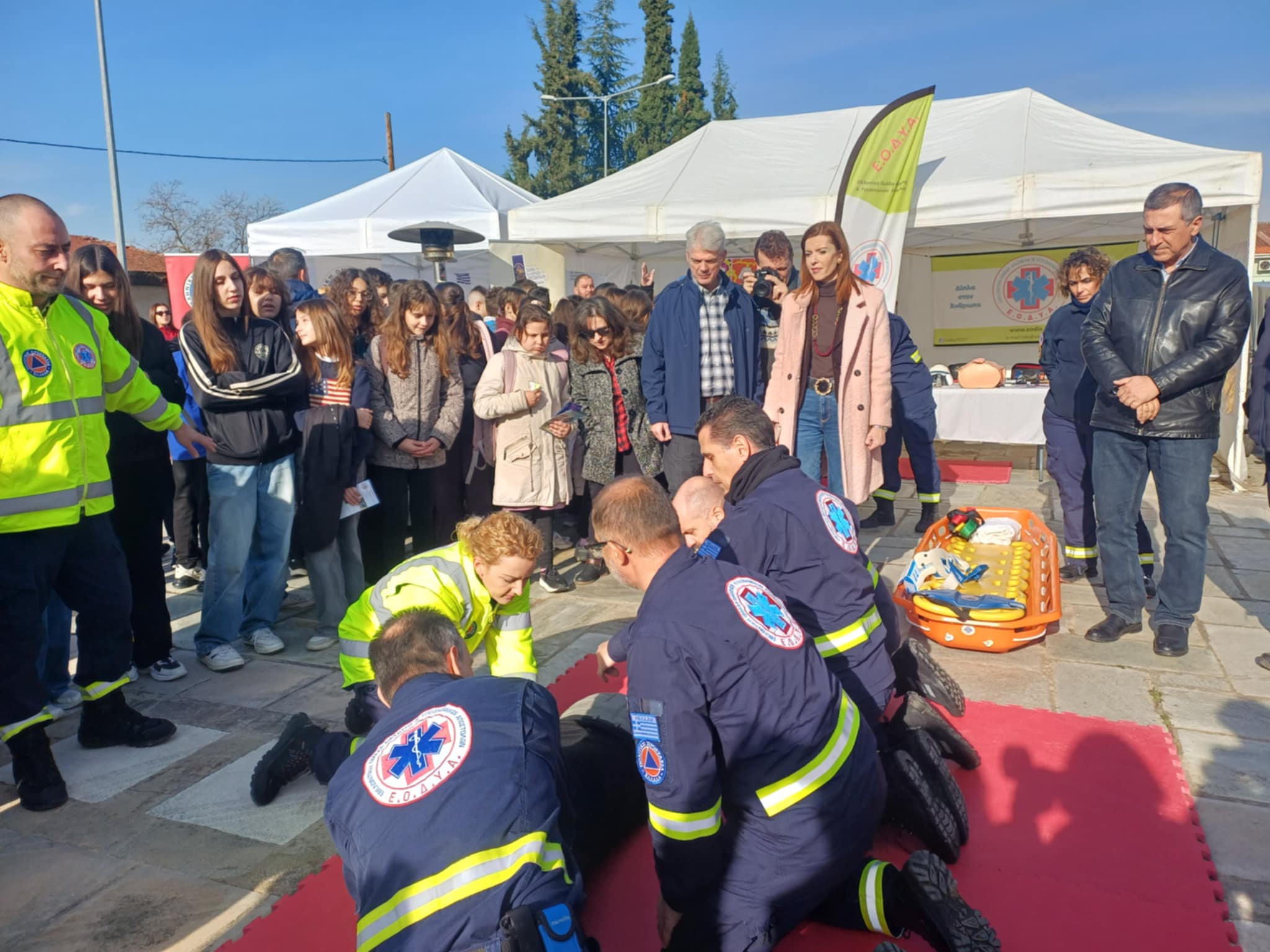 Γέμισε εθελοντές το προαύλιο της περιφέρειας- επίδειξη ΚΑΡΠΑ στο “Open Day Εθελοντισμού” (ΦΩΤΟ)
