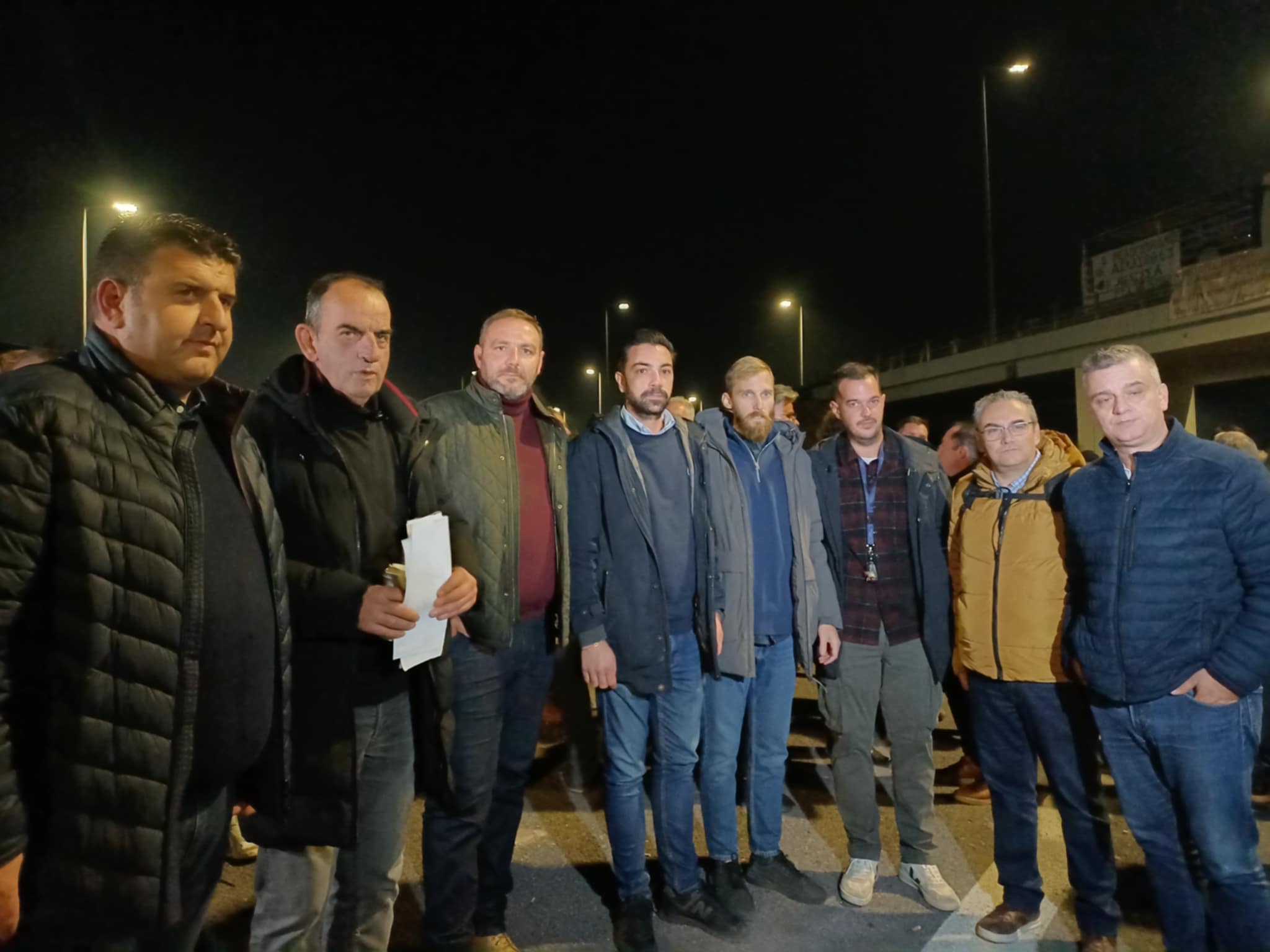 Στο μπλόκο της Νίκαιας ο μητροπολίτης Λαρίσης κ. Ιερώνυμος : «Έχουν αδικηθεί και έχουν λόγο που φωνάζουν» (ΦΩΤΟ)