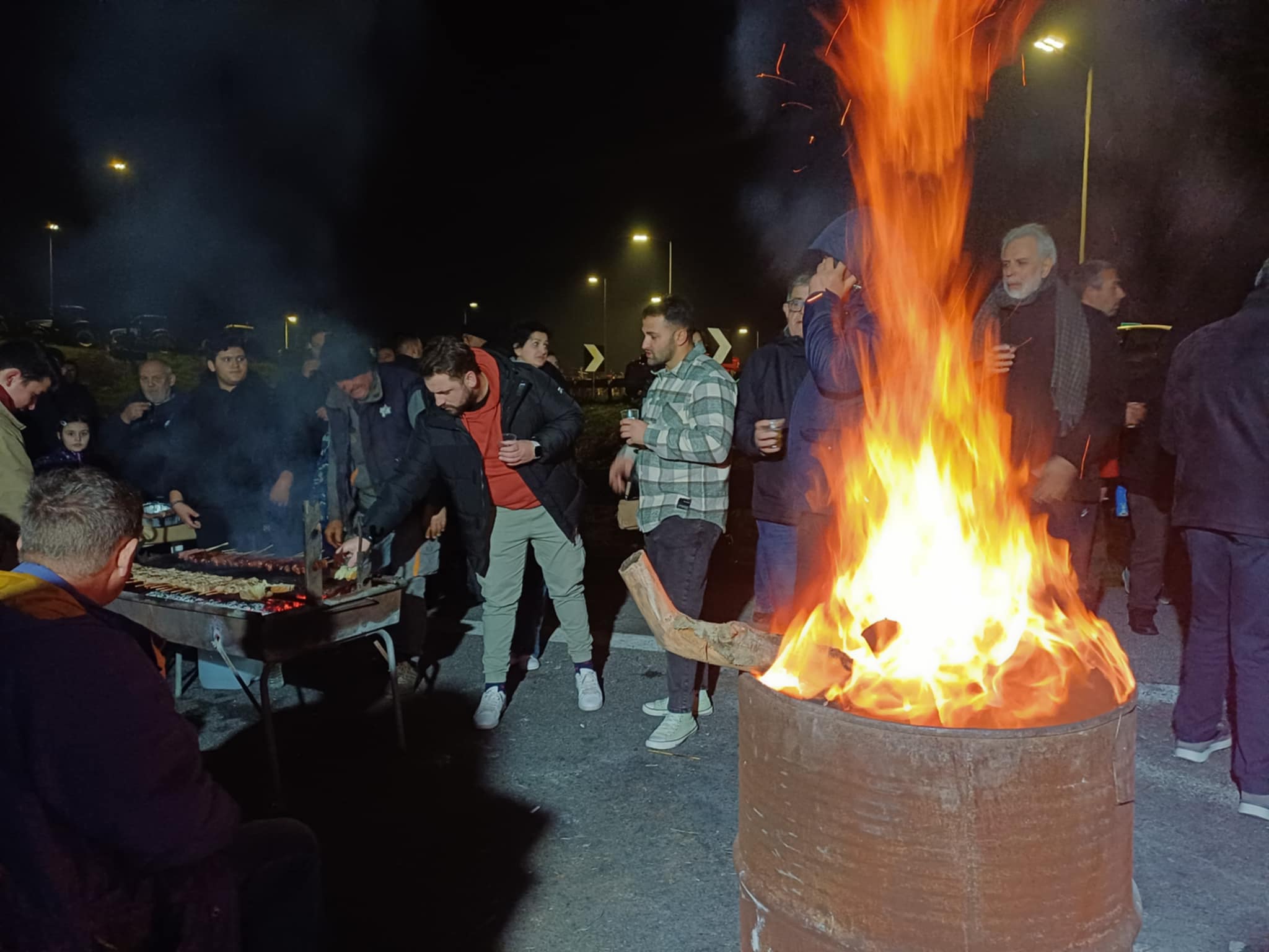 Συναυλία με Λαρισαίους μουσικούς, σουβλάκια, κρασί και κέφι στο μπλόκο της Νίκαιας (ΦΩΤΟ+video)