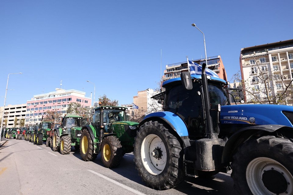 Μπήκαν στη Θεσσαλονίκη με τα τρακτέρ οι αγρότες -Εστησαν μπλόκο έξω από το λιμάνι