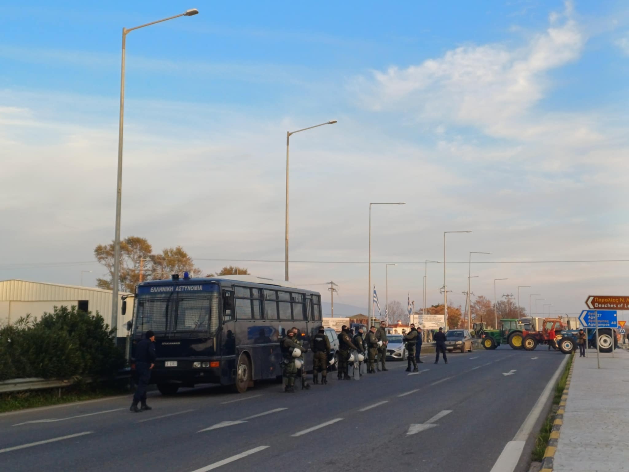 Έκλεισαν στον Πλατύκαμπο και την παλιά ΕΟ Λάρισας- Βόλου οι αγρότες (ΦΩΤΟ+video)