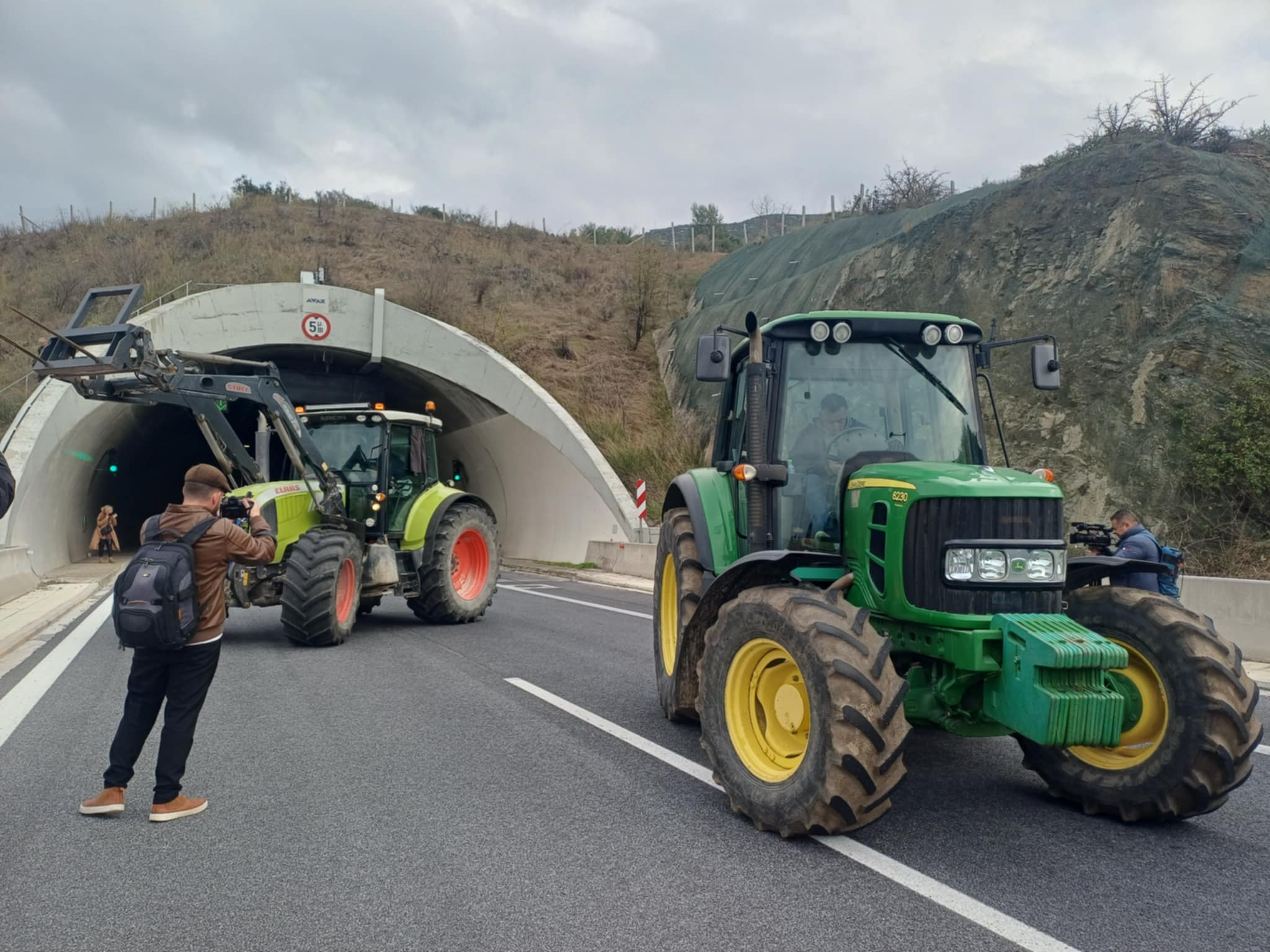 «Έκοψαν την Ελλάδα στα δύο»οι αγρότες που απέκλεισαν το μεσημέρι τις σήραγγες των Τεμπών (ΦΩΤΟ+video)