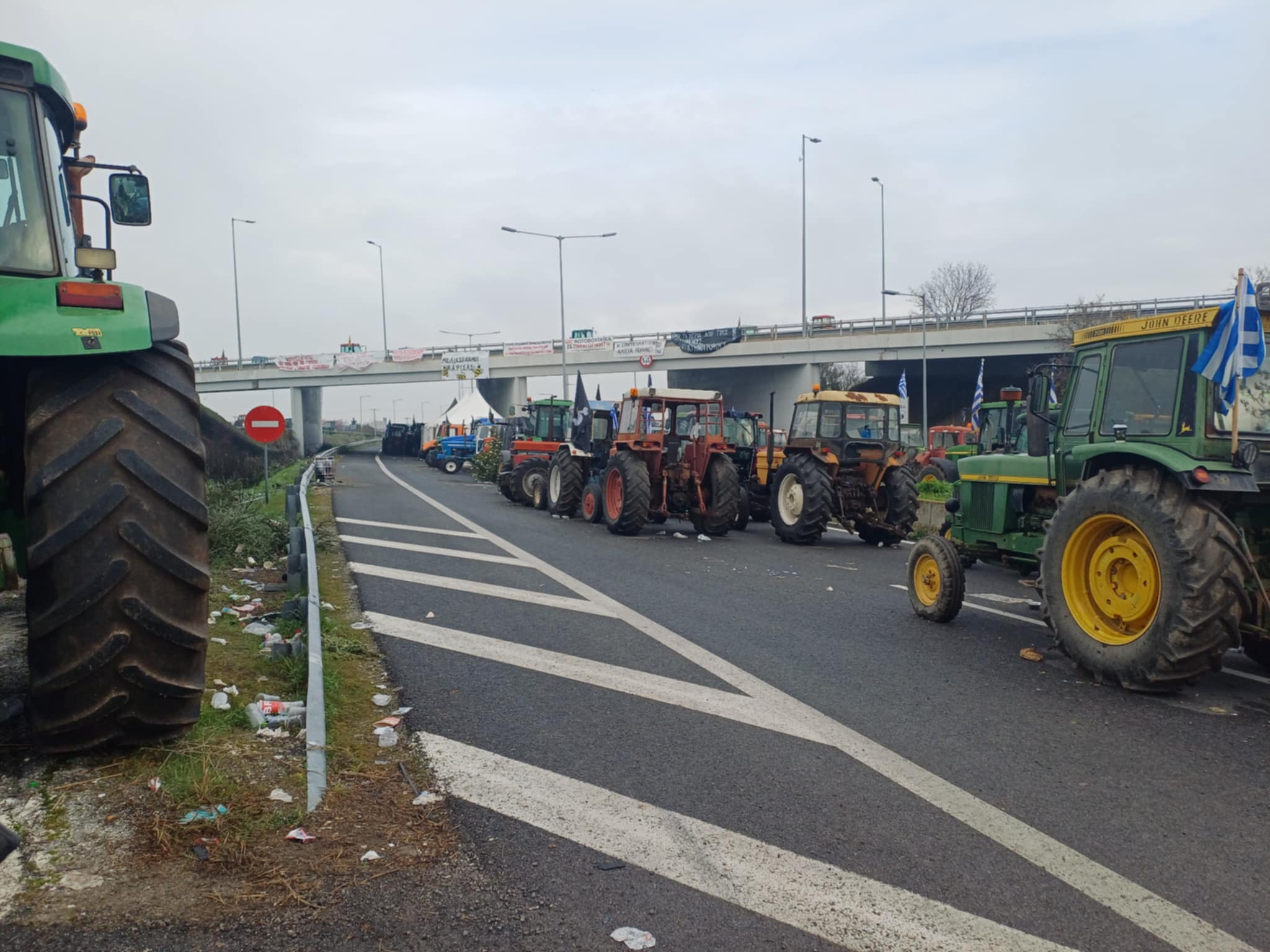 Κόντρα αστυνομίας αγροτών στο μπλόκο Νίκαιας για την ασφαλεια στη διέλευση των οχημάτων (ΦΩΤΟ)