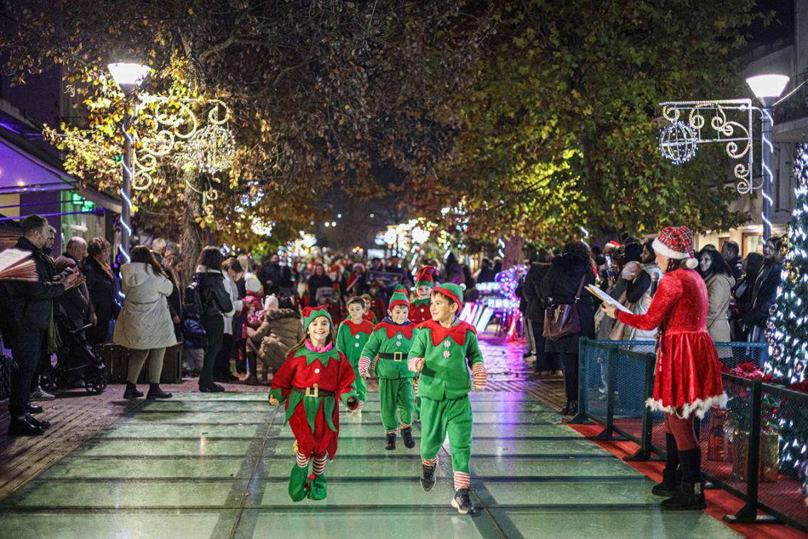 Βελεστίνο: Πλήθος κόσμου συμμετείχε στη μεγάλη χριστουγεννιάτικη παρέλαση