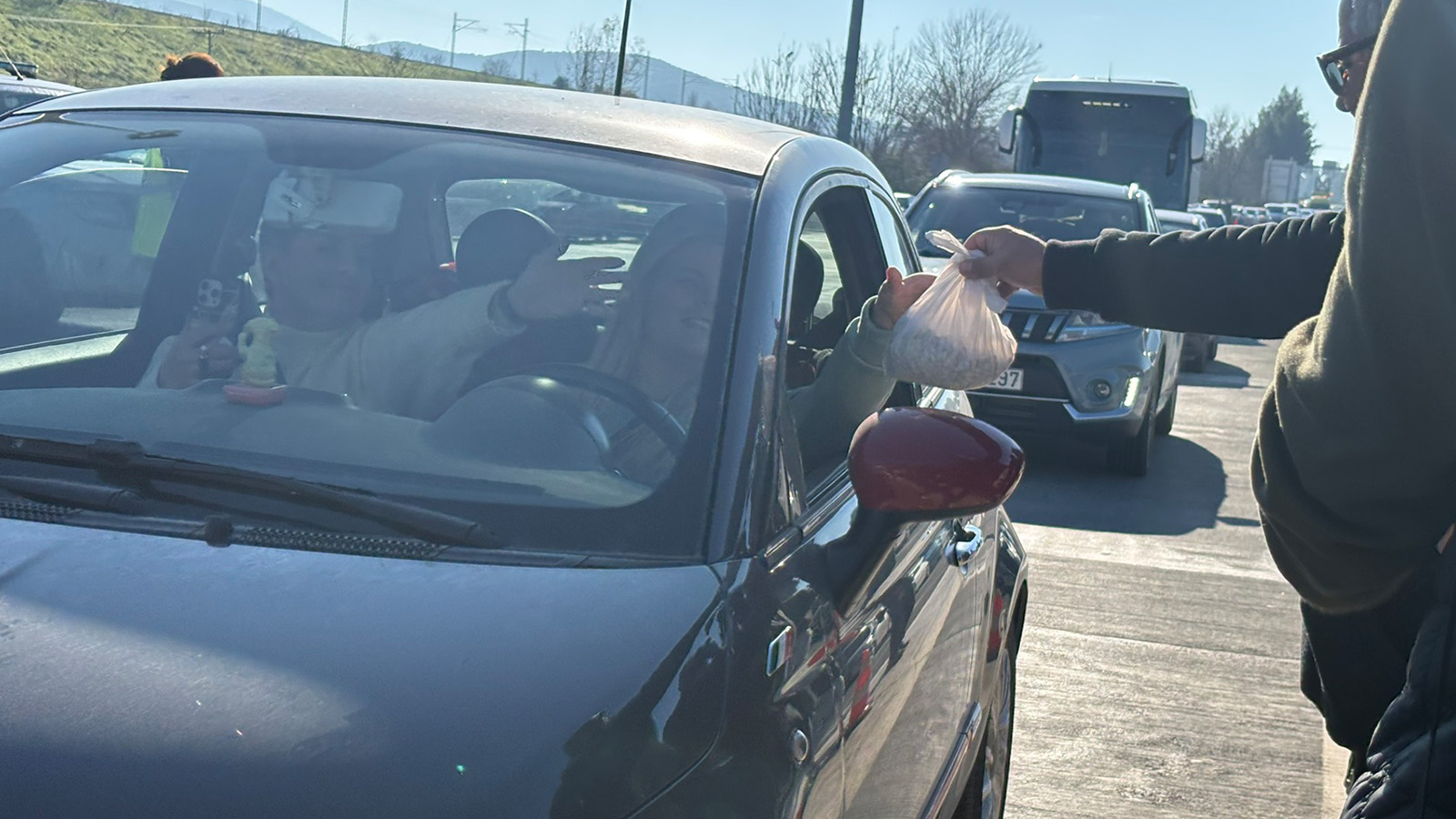 Άνοιξαν τις μπα΄ρες στα διόδια του Μακρυχωρίου και των Σοφάδων αγρότες από τα μπλόκα Νίκαιας και Ε-65 (ΦΩΤΟ)