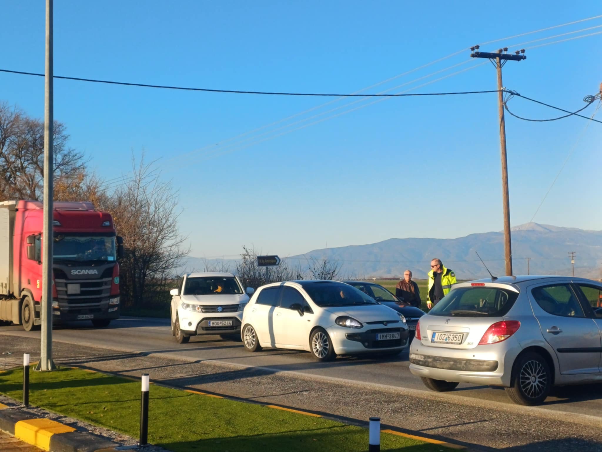 Απε΄κλεισαν την παλιά οδό Λάρισας- Βόλου στο Αχίλλειο οι αγρότες- ουρές από ΙΧ και νταλίκες (ΦΩΤΟ)