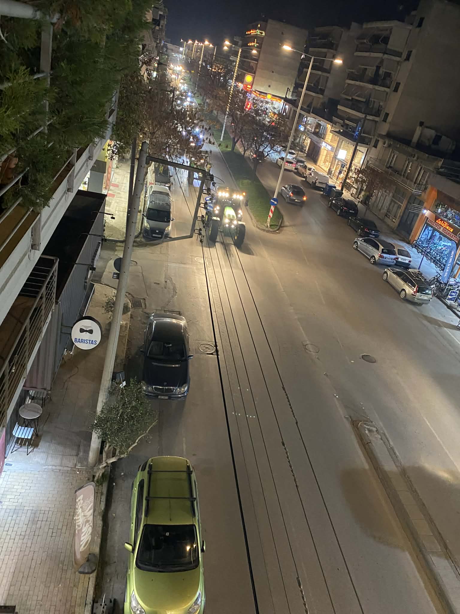 Νέα ...απόβαση τρακτέρ στην κεντρική πλατεία της Λάρισας από το μπλόκο Νίκαιας (ΦΩΤΟ)