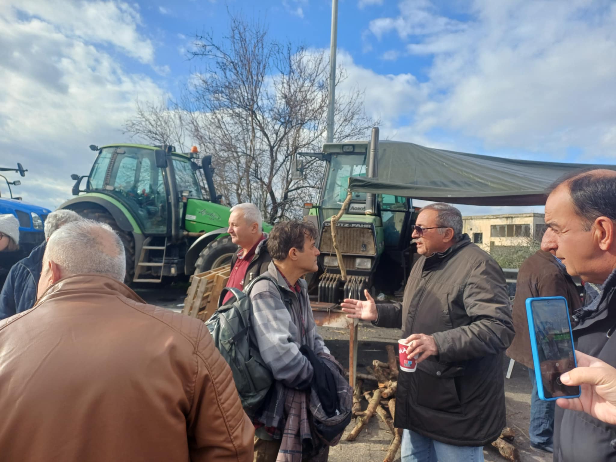 Επίσκεψη συμπαραστασης του Θεσσαλικού Θεάτρου στο μπλόκο της Νίκαιας-ανοικτοί οι δρόμοι για τα Φώτα (ΦΩΤΟ)