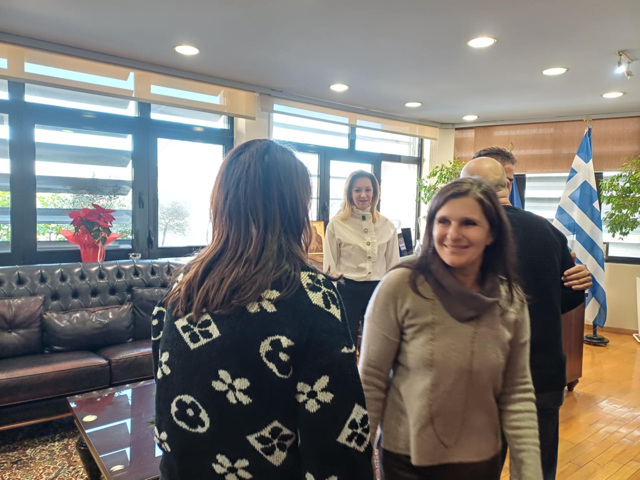 Γέμισε από κόσμο και ευχές το γραφείο του δημάρχου Θανάση Μαμάκου για την ονομαστική του εορτή (ΦΩΤΟ)