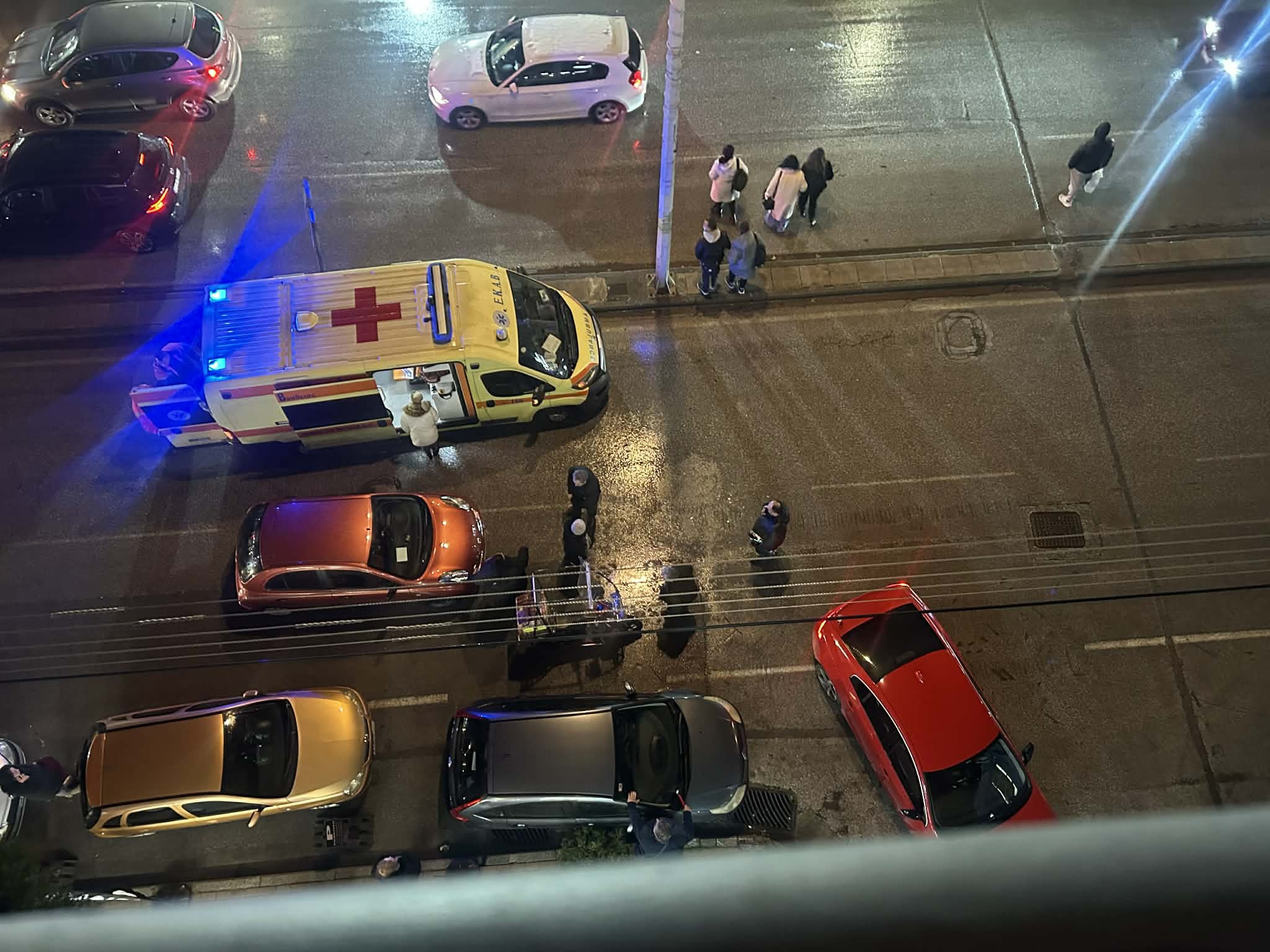 Τραυματίστηκε  ντελιβεράς πριν λίγο σε τροχαίο με ΙΧ στην Ηρώων Πολυτεχνείου (ΦΩΤΟ +video)