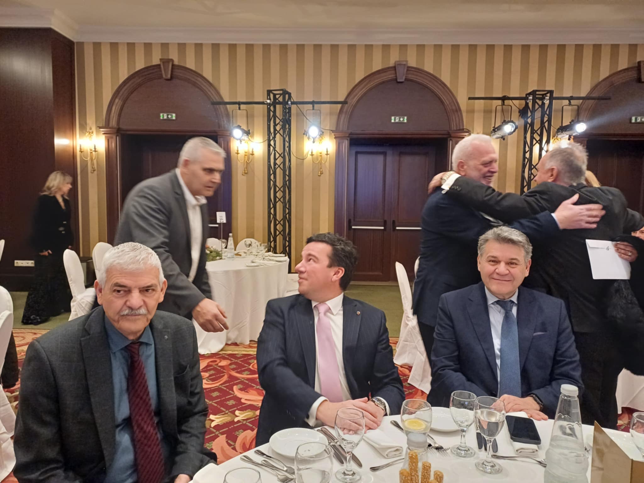 Στουρνάρας στο δείπνο του ΣΘΕΒ: Η ελληνική οικονομία βαδίζει στο σωστό δρόμο σε ένα χαοτικό διεθνές περιβάλλον