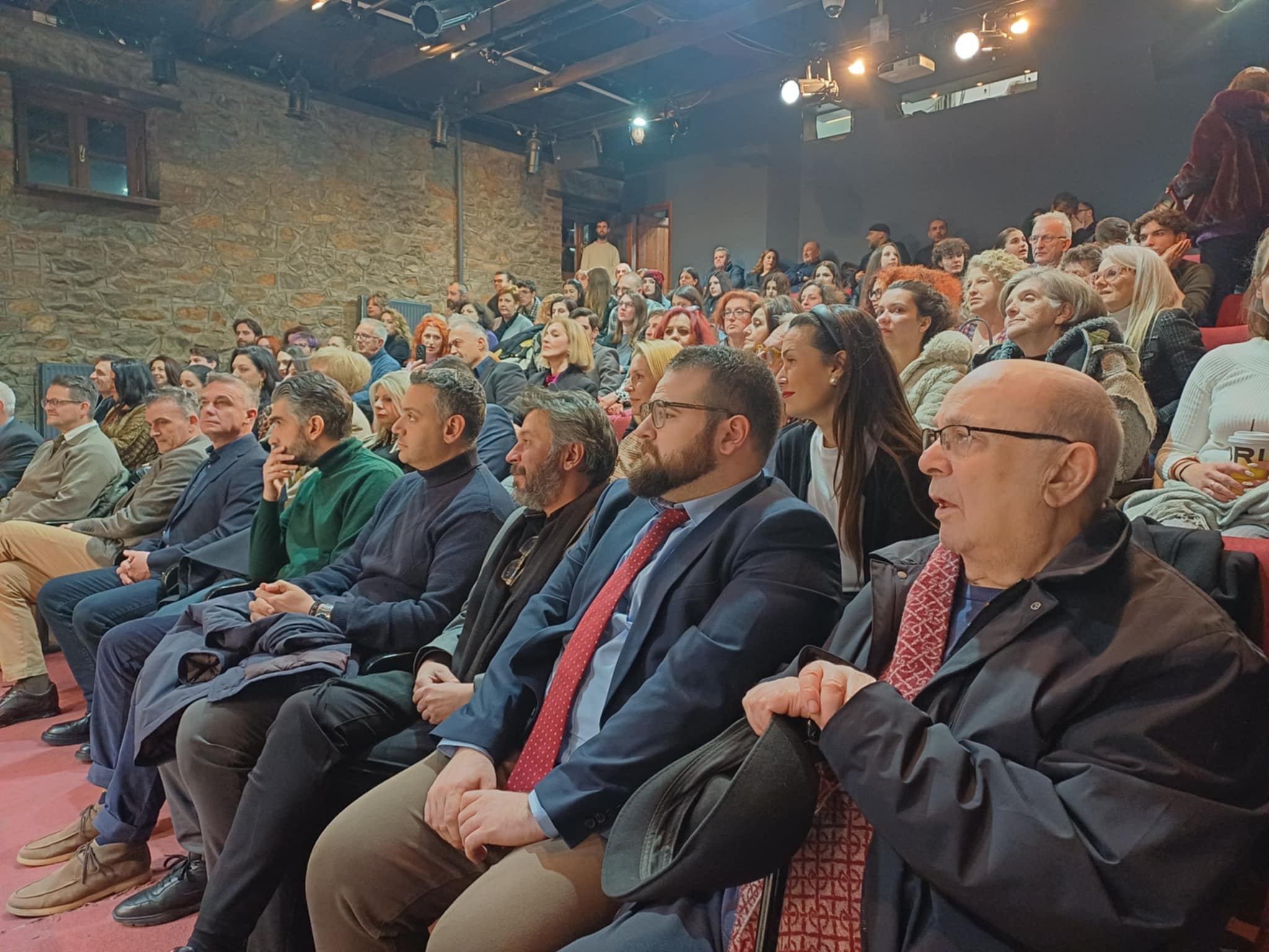 Έκοψε την πρωτοχρονιάτικη πίτα το Θεσσαλικό θεάτρο (ΦΩΤΟ+video)