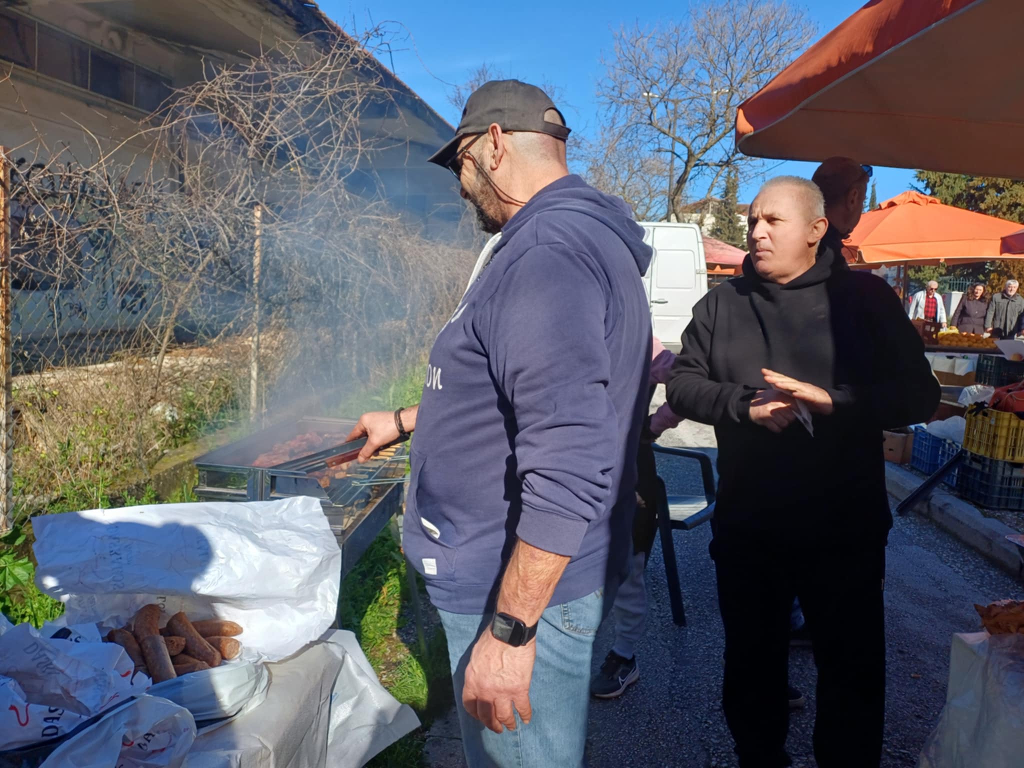 Παίρνεις πορτοκάλια, mpr;okola  κι ένα σουβλάκι δωρο στη Λαϊκή της Θεοφράστου!- το τσικνίζουν οι παραγωγοί (ΦΩΤΟ)