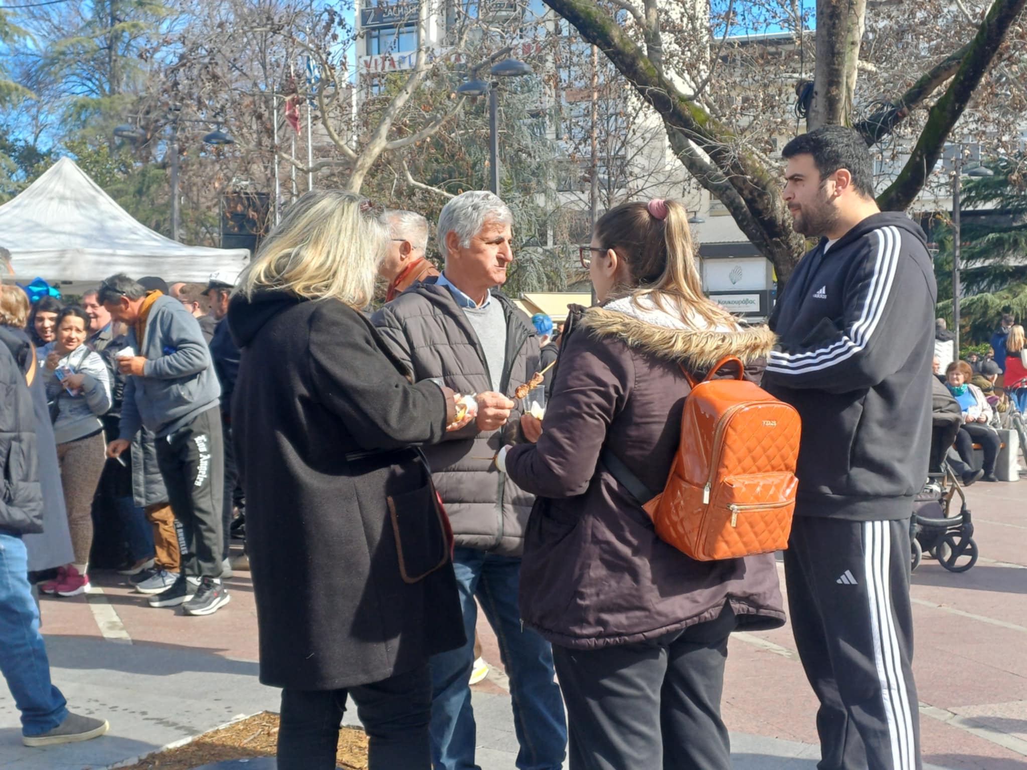 Το τσικνίζουν οι Λαρισαίοι με τους ήχους κλαρίνων- πήραν φωτιά οι ψησταριές(ΦΩΤΟ+video)